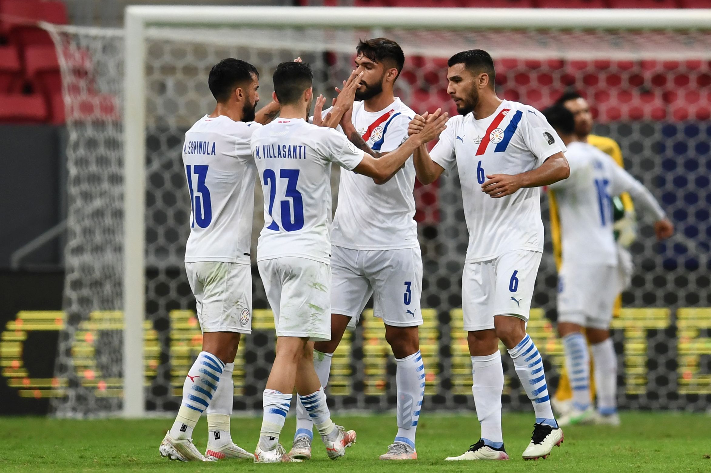 Para pemain Paraguay melakukan selebrasi usai mengalahkan Cile di laga Copa America,