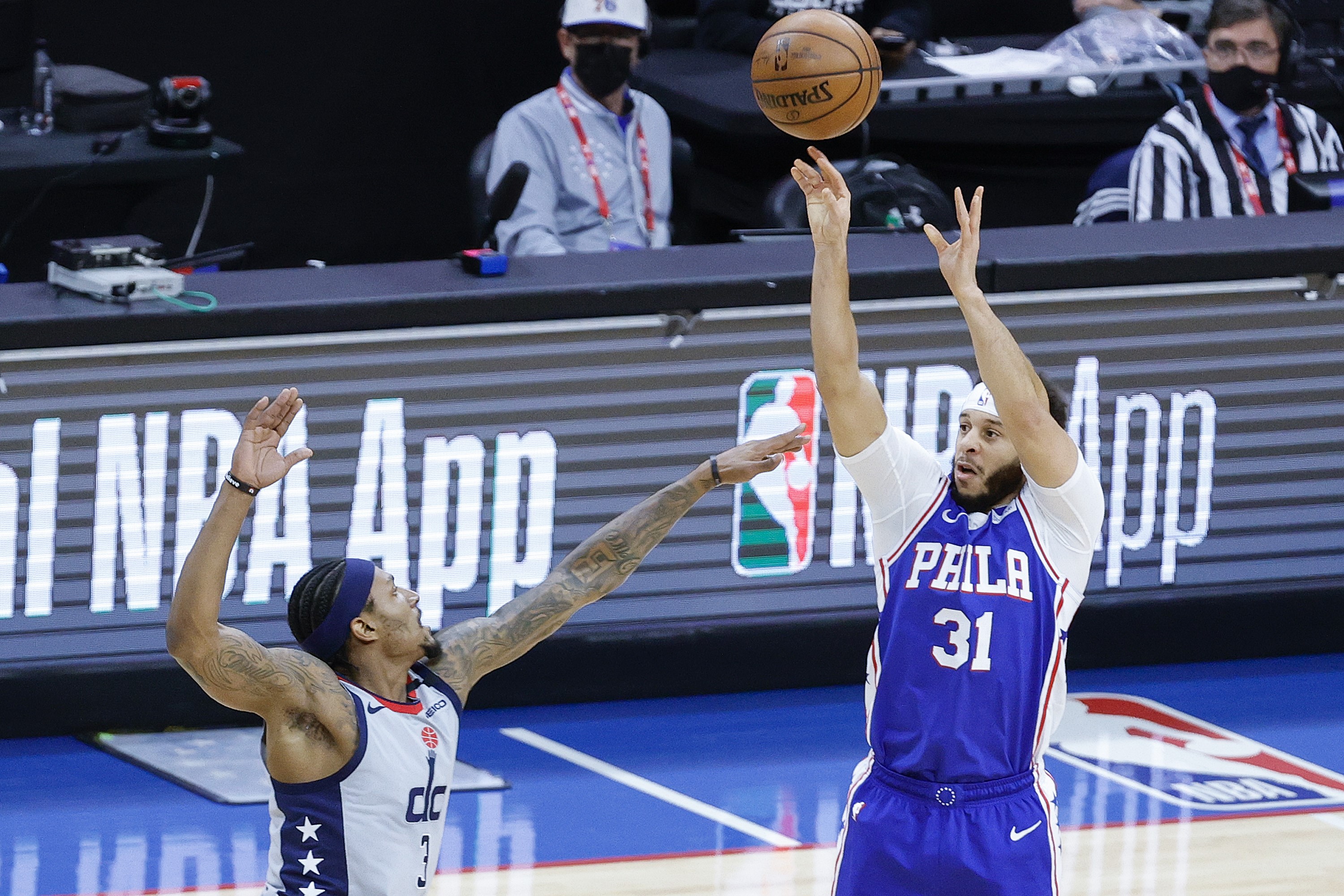 Pemain Philadelphia 76ers Seth Curry (kanan) melepaskan tembakan dalam laga playoff NBA melawan Washington Wizards.