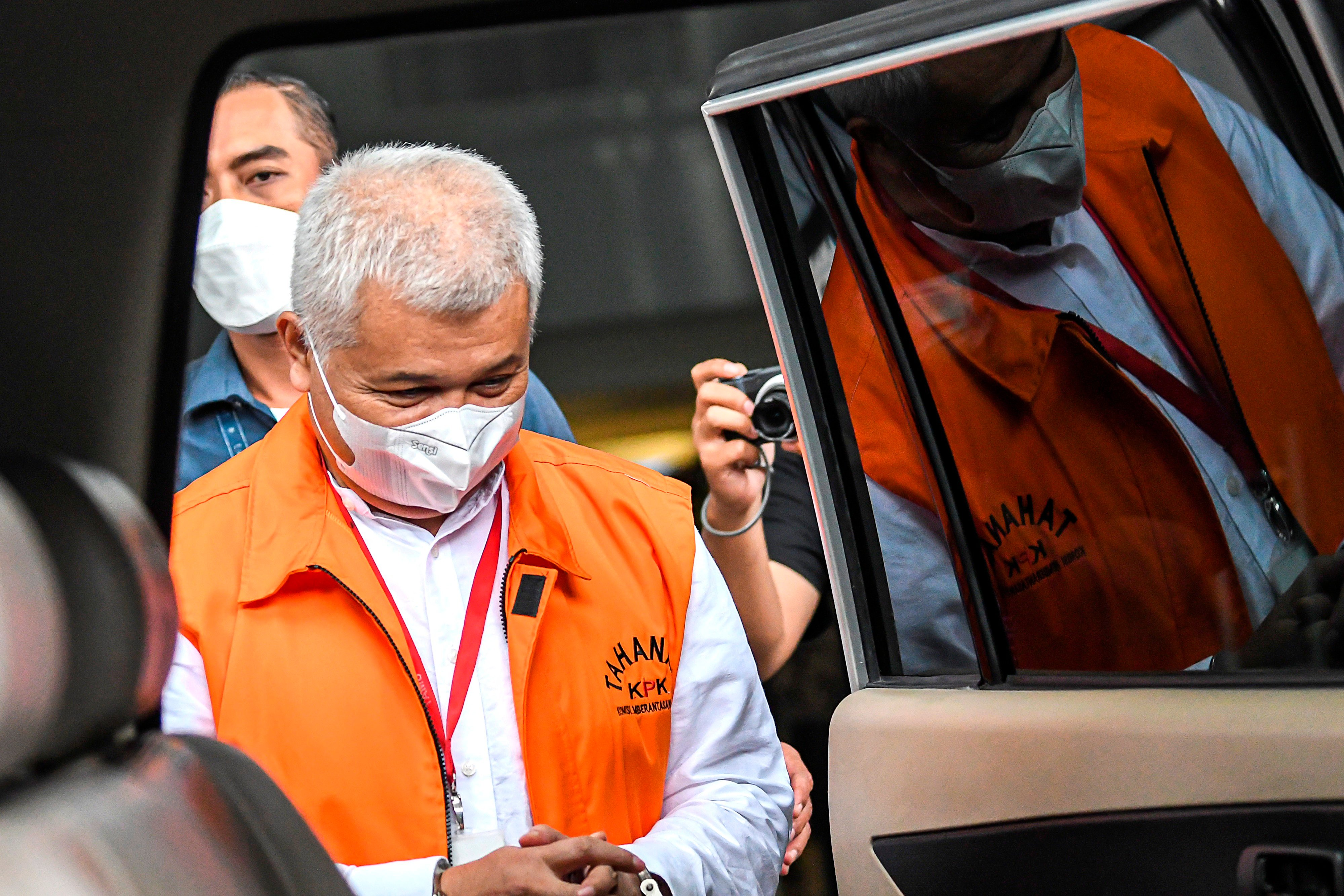 Bupati nonaktif Bandung Barat Aa Umbara Sutisna berjalan memasuki mobil tahanan.