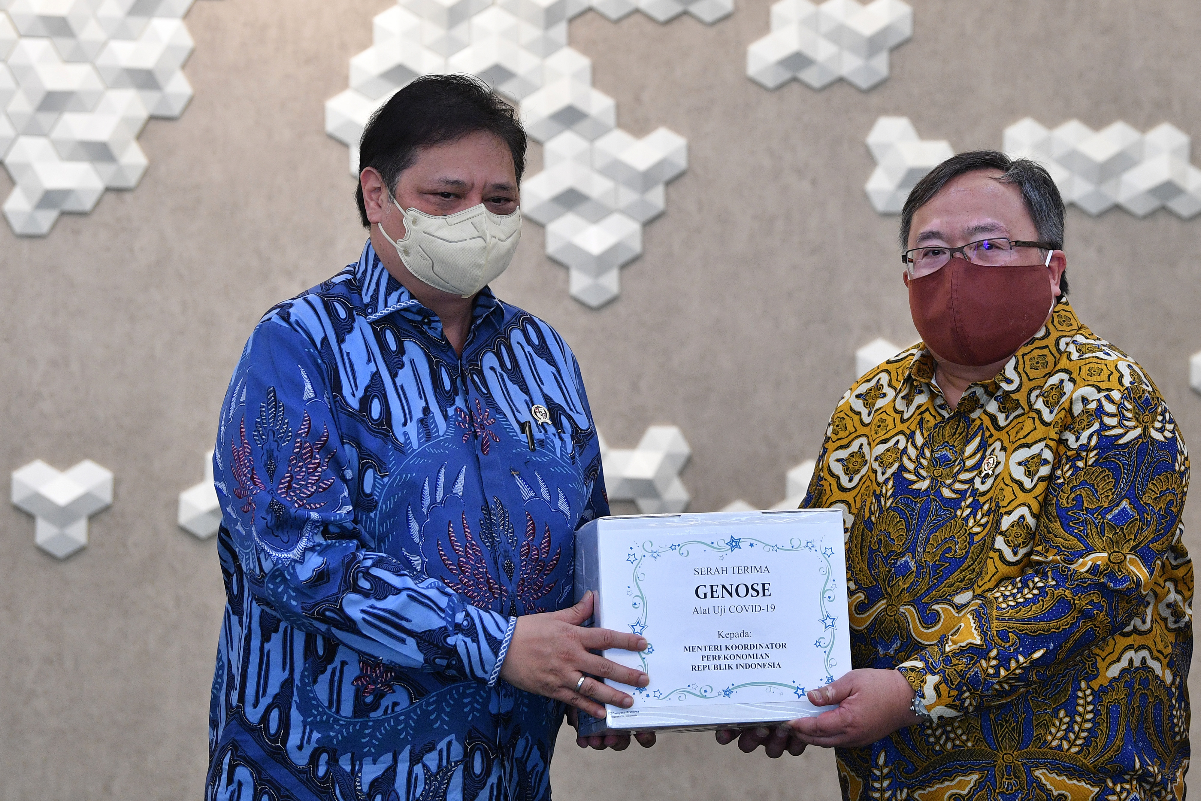 Menko Perekonomian yang juga Ketua Tim Penanganan Covid-19 dan Pemulihan Ekonomi Nasional Airlangga Hartarto (kiri)