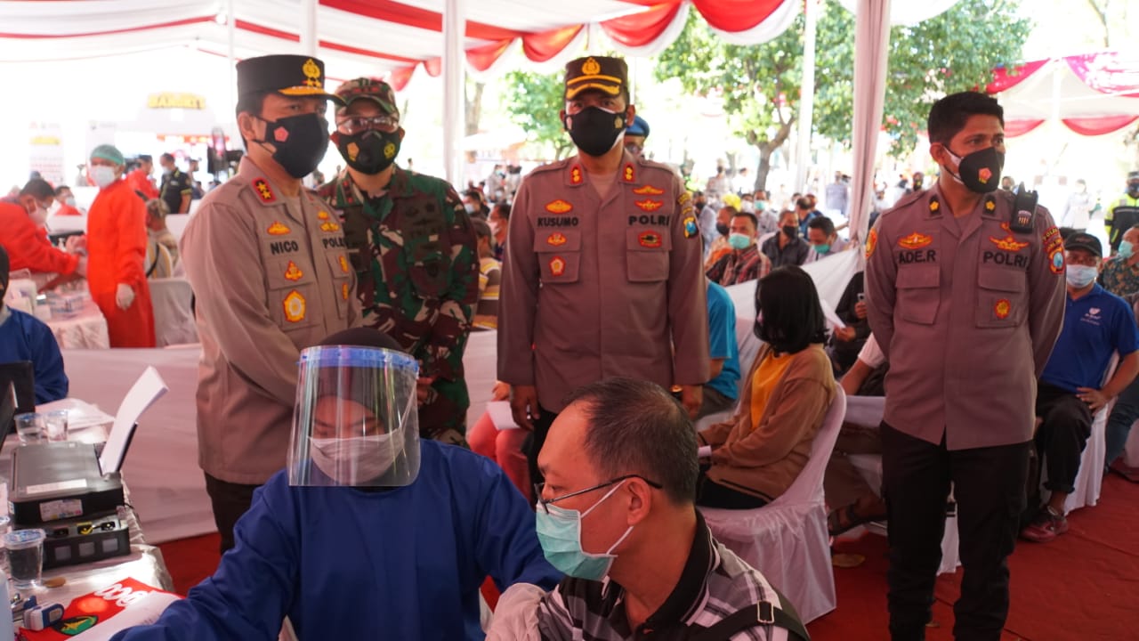 Kapolda Jawa Timur Irjen Nico Afinta (kiri) meninjau kegiatan vaksinasi Covid-19 di kawasan Stadion Gelora Delta Sidoarjo, Sabtu (26/6)