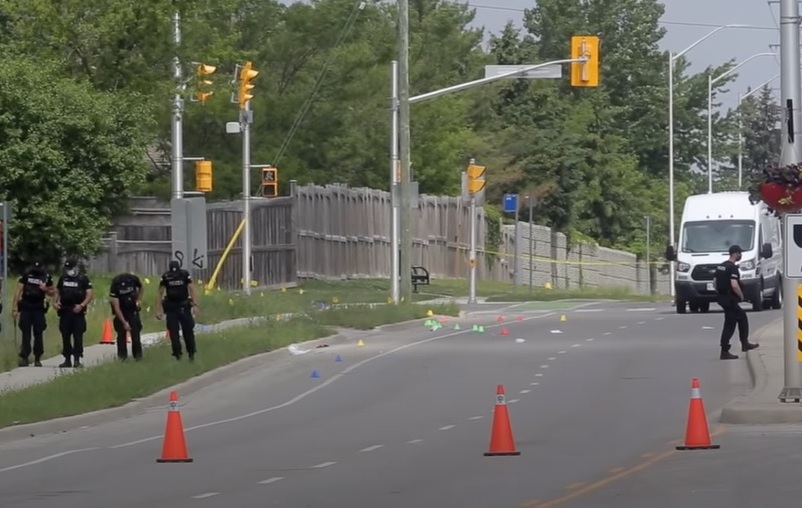 Polisi berada di lokasi penabrakan satu keluarga muslim oleh Nathaniel Veltman, 20, di London, Ontario, Kanada, Minggu (6/6).