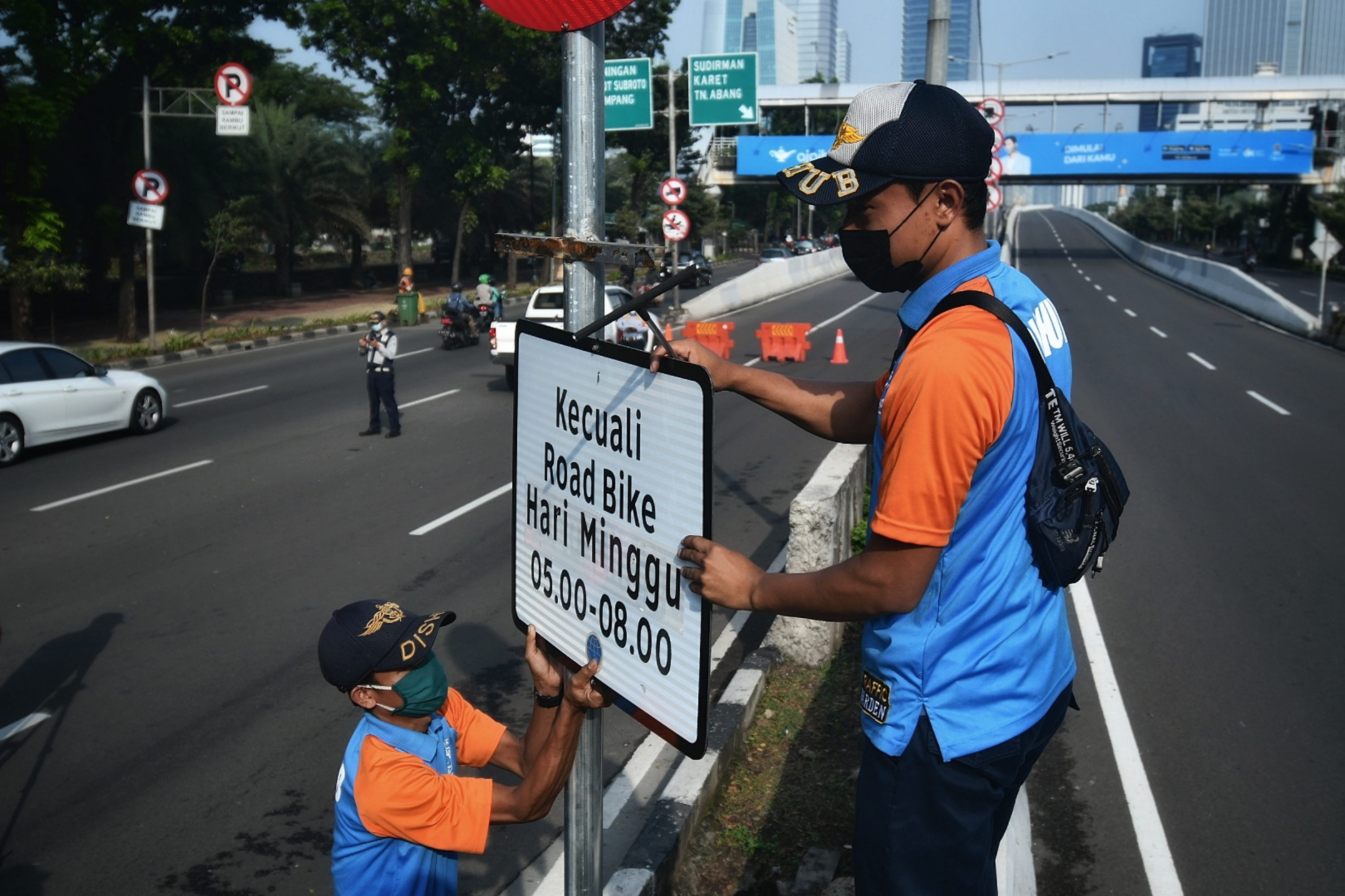 Petugas Dinas Perhubungan DKI Jakarta didampingi sejumlah komunitas mencopot rambu bertuliskan 