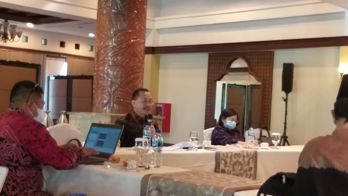 Ketua Komnas HAM Ahmad Taufan Damanik (tengah) saat memberikan pemaparan dalam Media Gathering di Hotel Shangri-la Jakarta, hari ini.