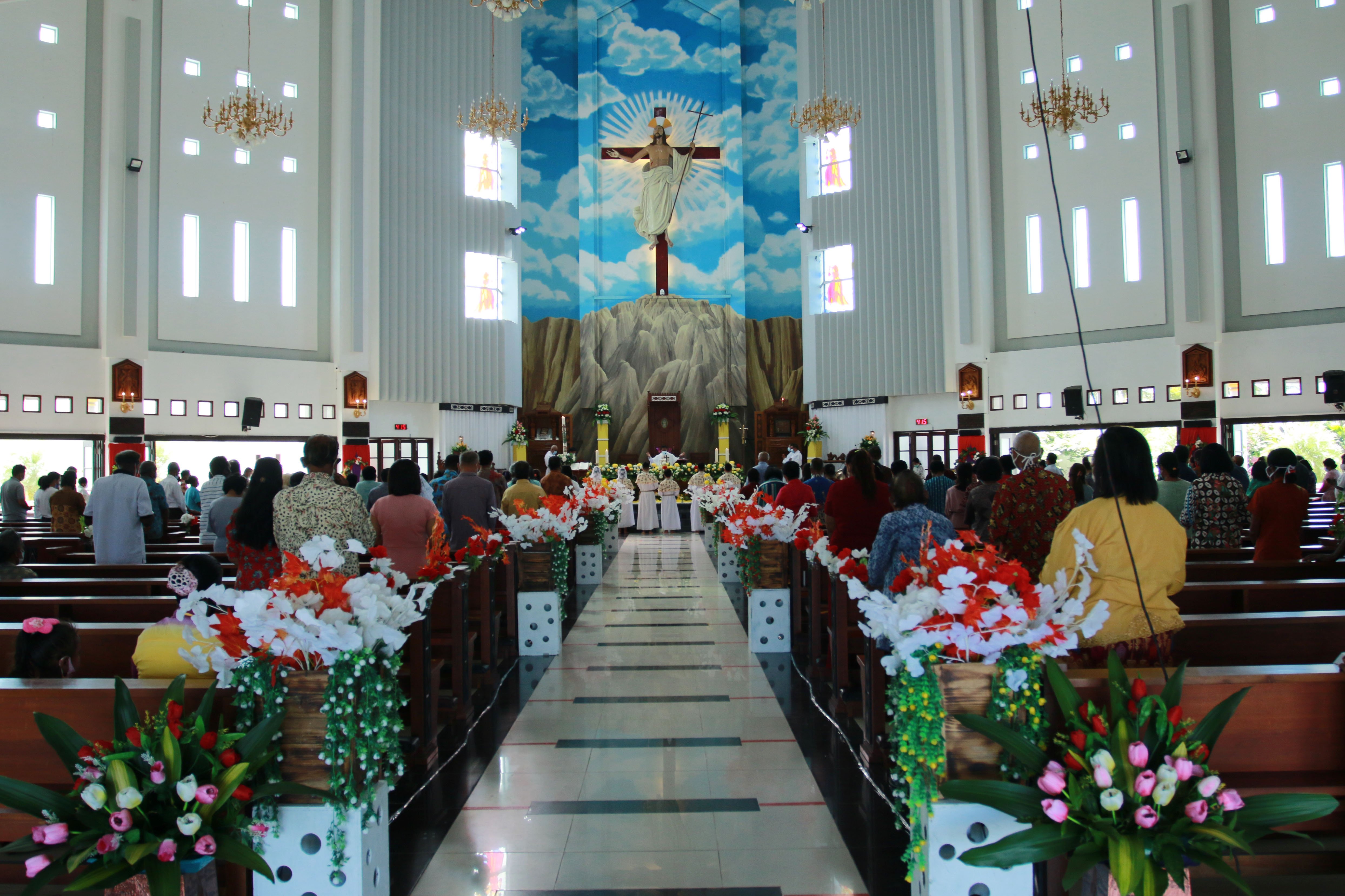 Umat Katolik mengikuti perayaan ekaristi Hari Raya Paskah di Gereja Katedral Tiga Raja Timika, Papua, Minggu (4/4/2021).