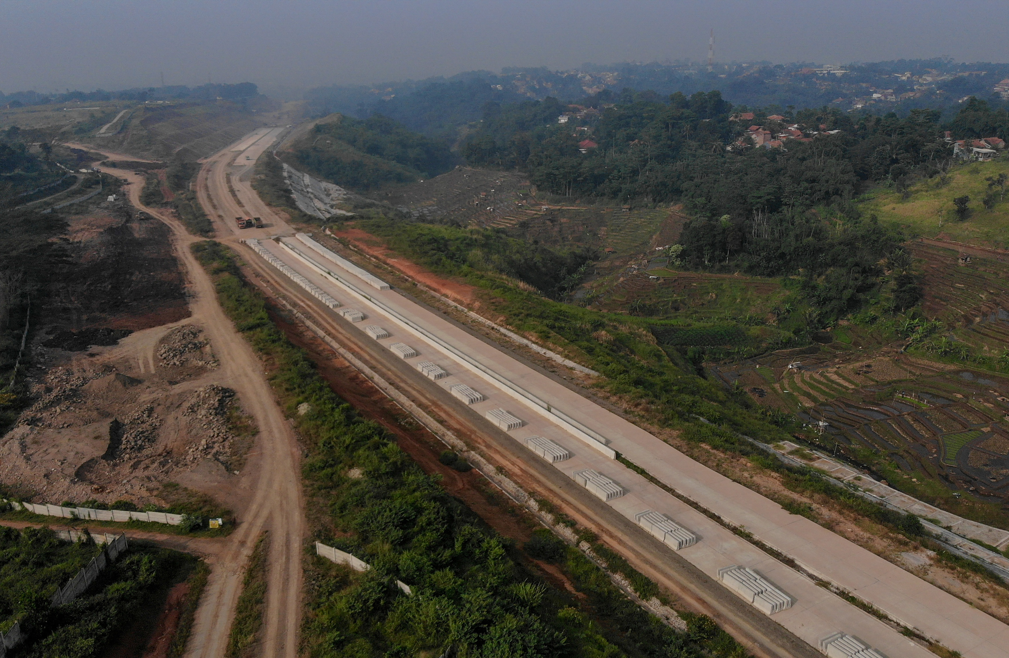 Foto udara proyek tol Cileunyi-Sumedang-Dawuan (Cisumdawu) di Jatinangor, Kabupaten Sumedang, Jawa Barat, Senin (3/5).