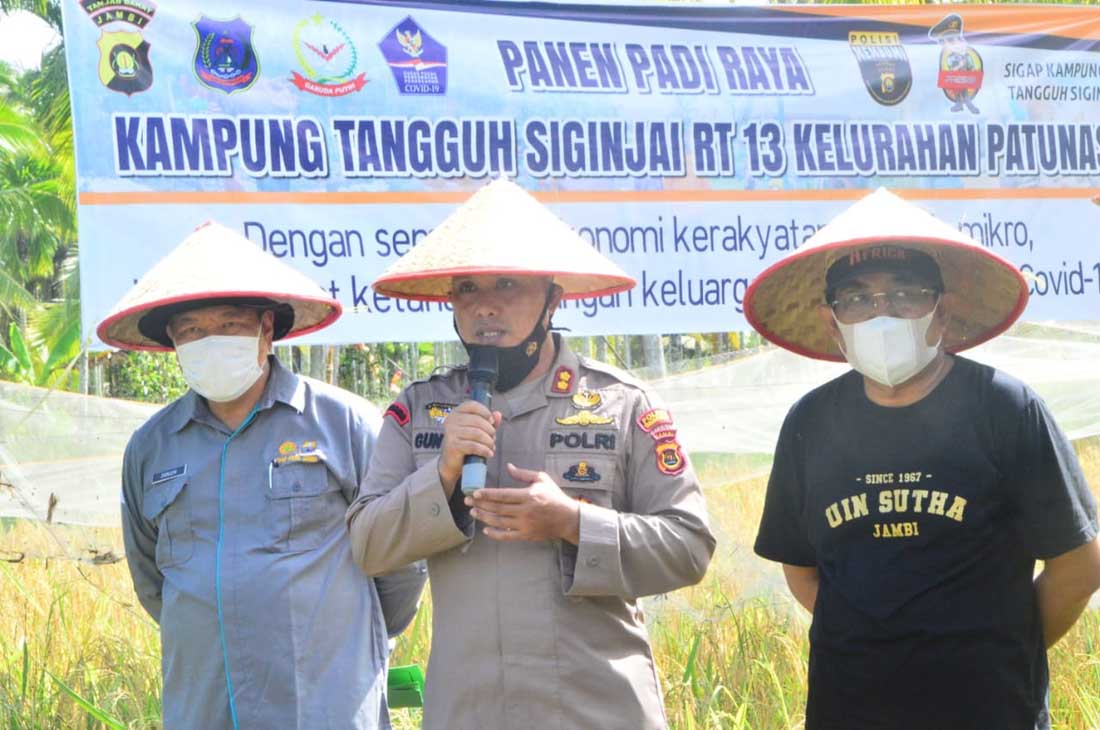 Kapolres Tanjungjabung Barat Ajun Komisaris Besar Guntur Saputro (tengah)