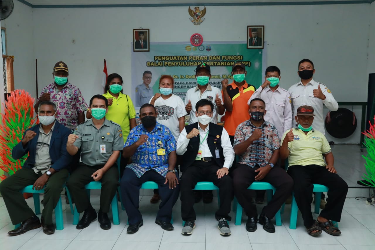 Kepala BPPSDM, Kementan, Dedi Nursyamsi (duduk nomor tiga dari kanan) saat kunjungan ke Manokwari Selatan Papua Barat.  