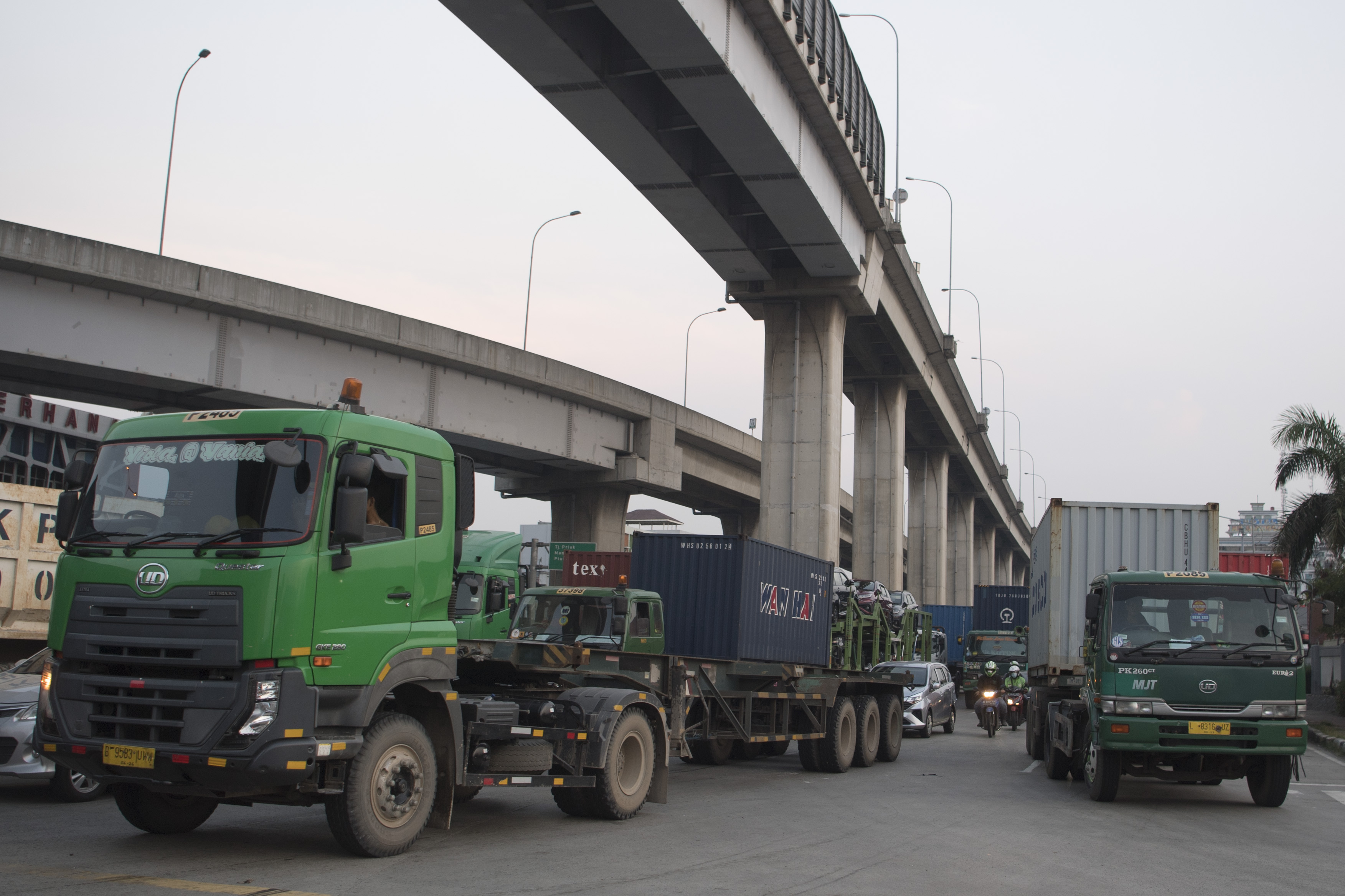 Truk bermuatan peti kemas melintas di kawasan Tanjung Priok, Jakarta