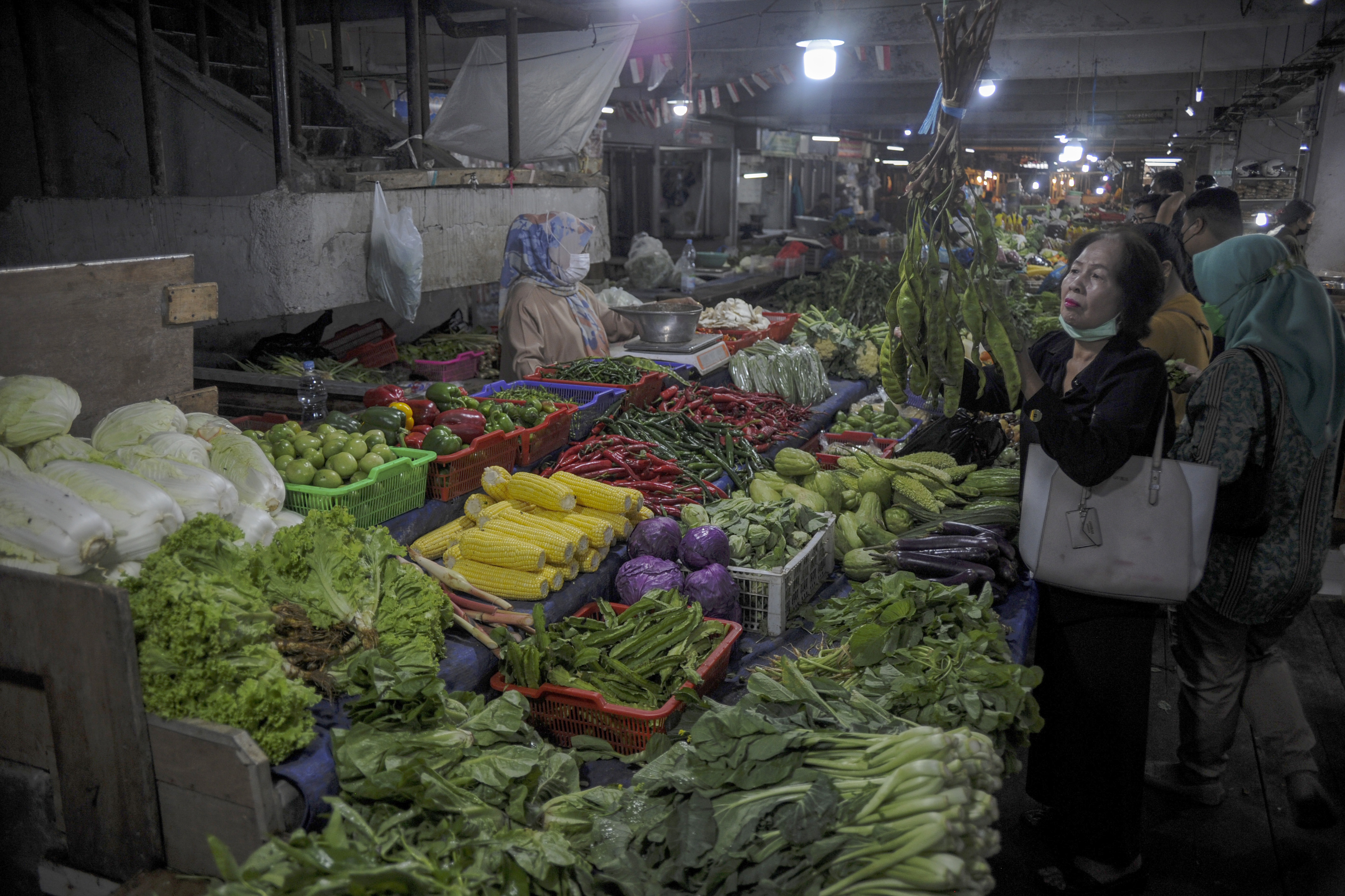 Warga berbelanja di pasar saat isu PPN sembako tengah ramai disorot.