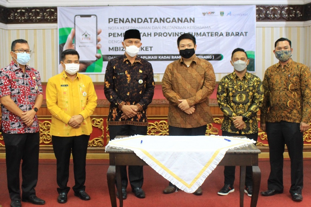 Gubernur Sumbar Mahyeldi dan CEO Mbizmarket Rizal Paramarta seusai penandatanganan kerja sama, Kamis (3/6).