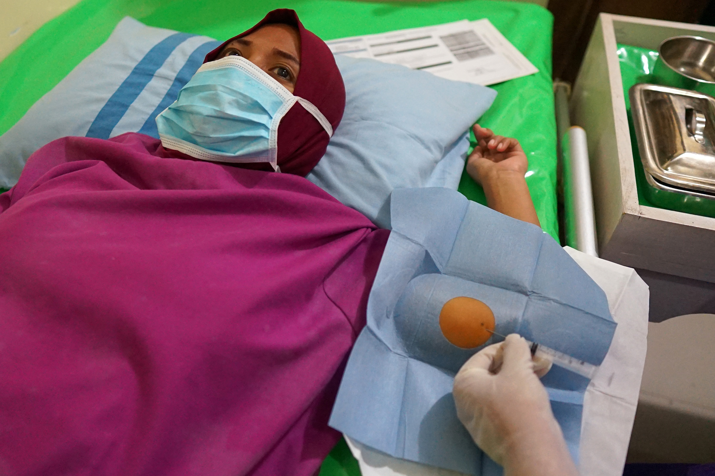 KONTRASEPSI IMPLAN: Seorang akseptor KB diberikan alat kontrasepsi implan satu batang di RS Siti Khadijah, Kota Gorontalo, Mei lalu.