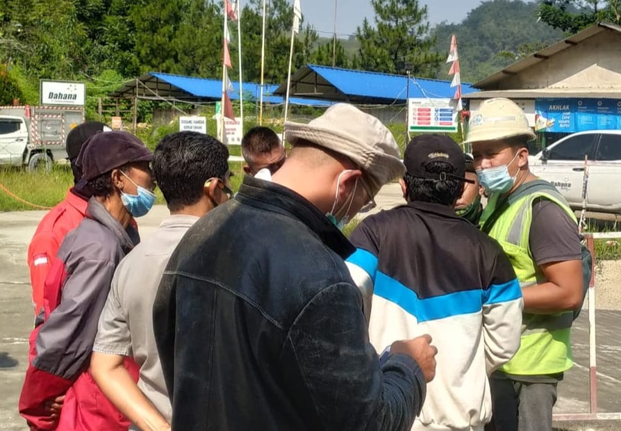 Sejumlah warga mendatangi lokasi pembangunan Tunnel 11 Kereta Cepat Jakarta Bandung di kawasan Gunung Bohong agar pembangunan dihentikan.