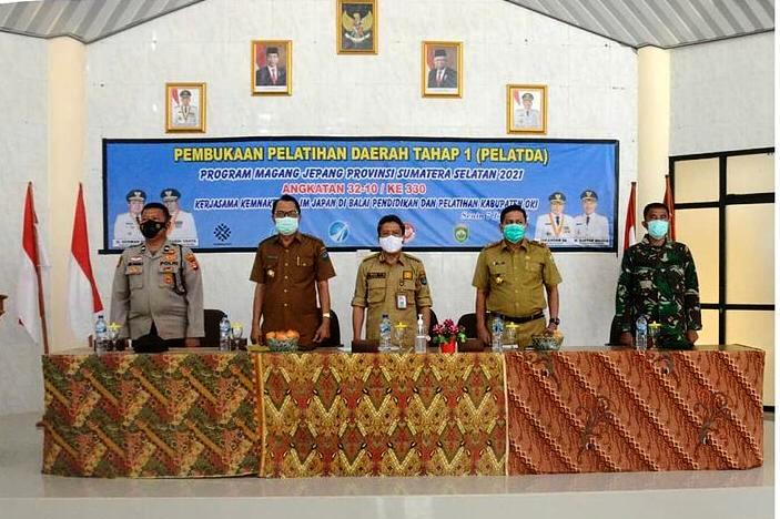 Asisten Bidang Umum dan Administrasi Setda OKI, HM Lubis saat membuka pelatihan bagi tenaga kerja magang yang akan diberangkatkan ke Jepang