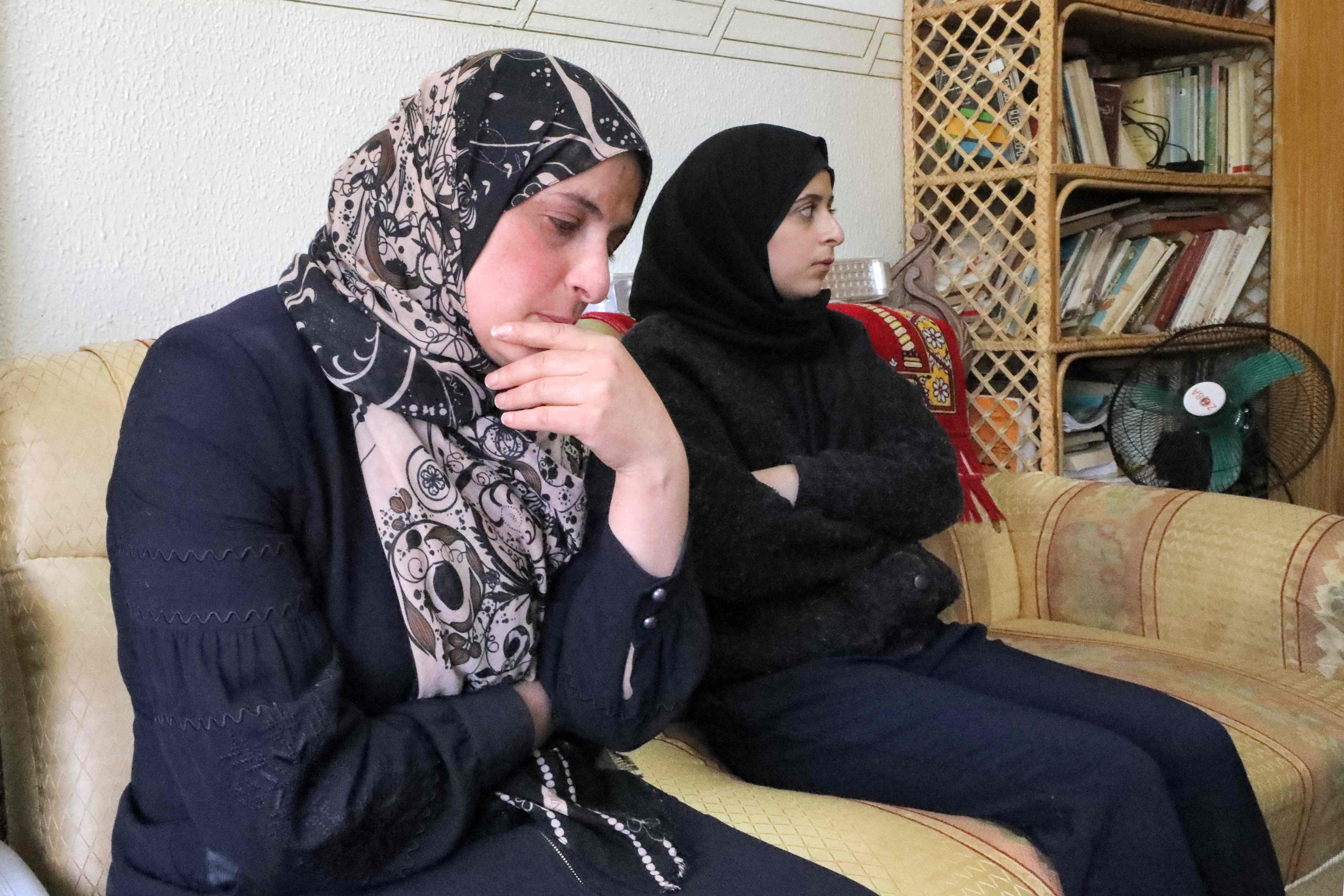 Istri (kiri) aktivis Palestina Nizar Banat, yang meninggal saat ditangkap pasukan keamanan Palestina, berduka di rumahnya, Kamis (24/6).