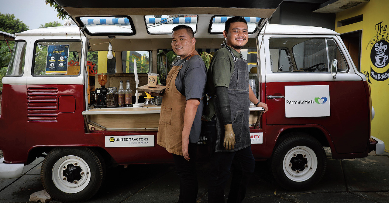 Barista Kito Rato, Rahmad (kiri) dan Rendy, berfoto di mobil VW yang digunakan untuk meracik kopi di Serpong, Tangerang Selatan, Banten.