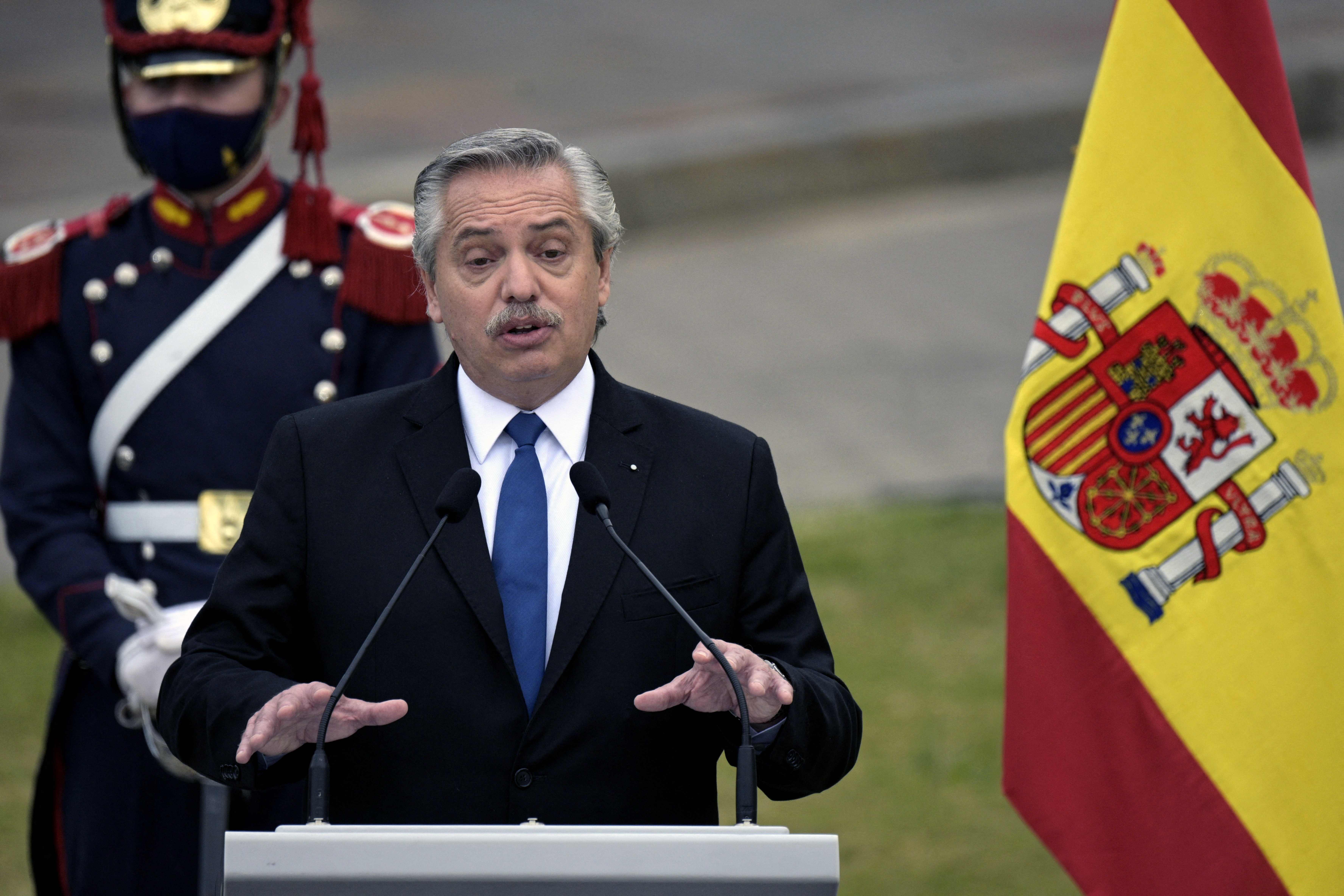 Presiden Argetina Alberto Fernandez berbicara saat menyambut kendatangan PM Spanyol Pedro Sanchez.