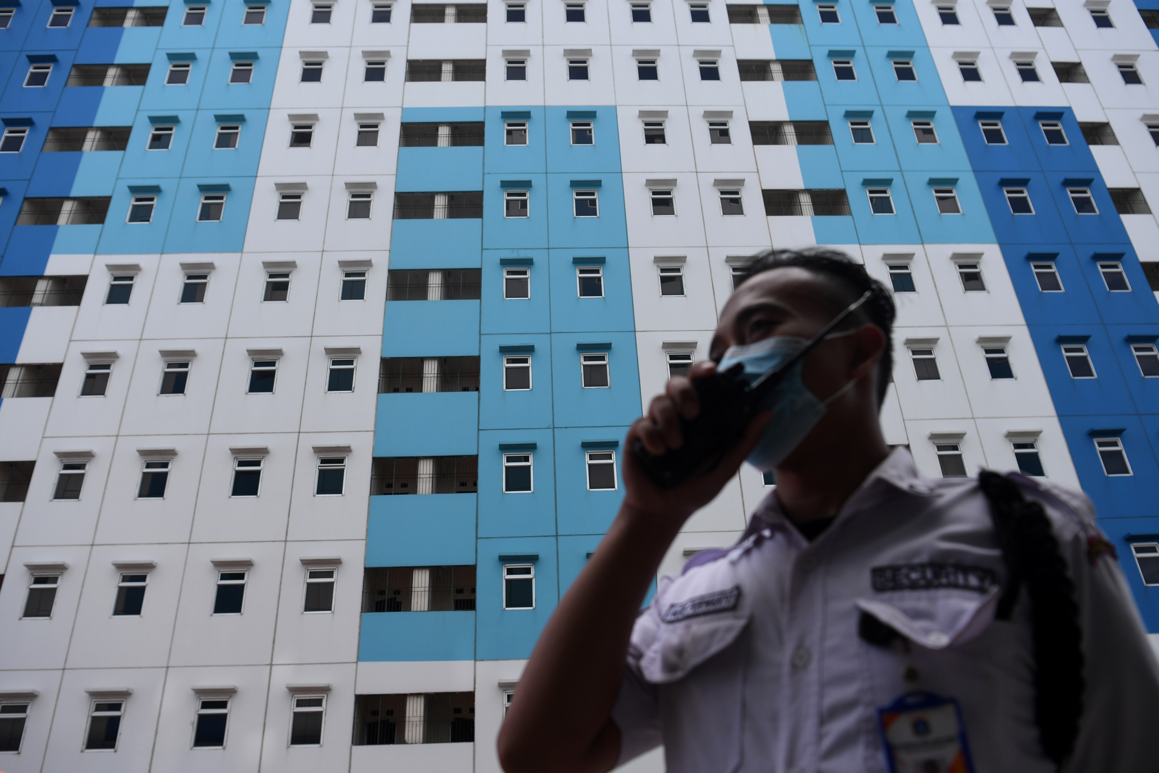 Petugas keamanan berkoordinasi melalui radio di Rumah Susun Nagrak, Cilincing, Jakarta Utara, Selasa (15/6).