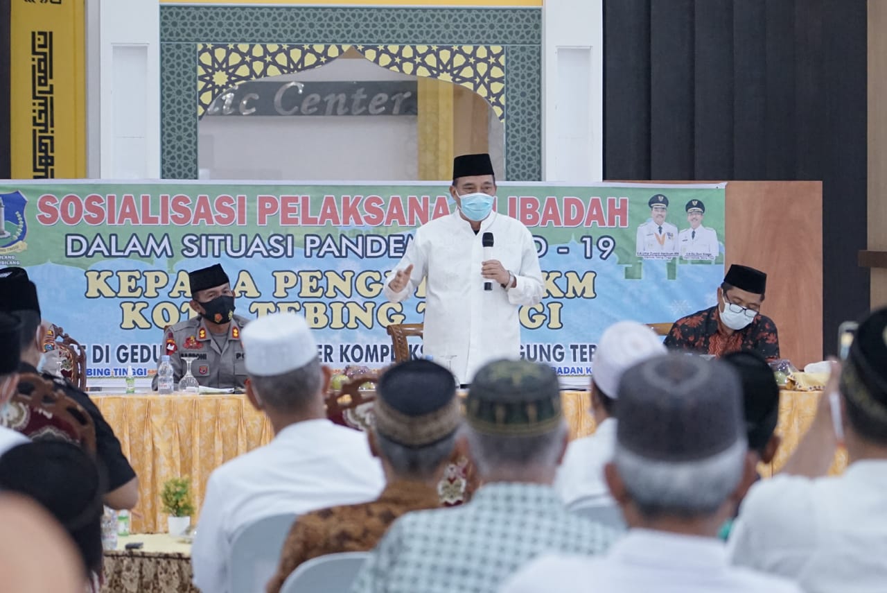 Wali Kota Tebing Tinggi Umar Zunaidi Hasibuan memberikan sosialisasi protokol kesehatan di tempat ibadah dan ajak warga untuk divaksin.