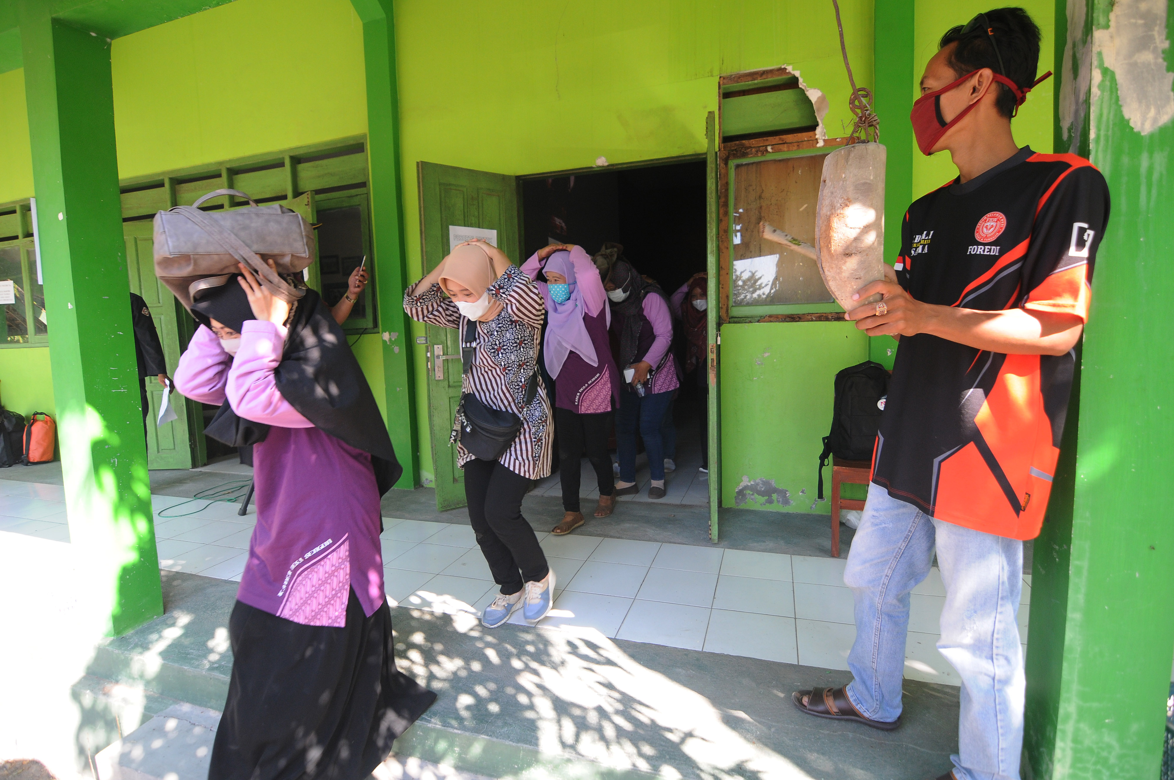 Ilustrasi. Warga berlari keluar ruangan saat simulasi gempa bumi di Sengon, Prambanan, Klaten, Jawa Tengah, Kamis (27/5/2021).