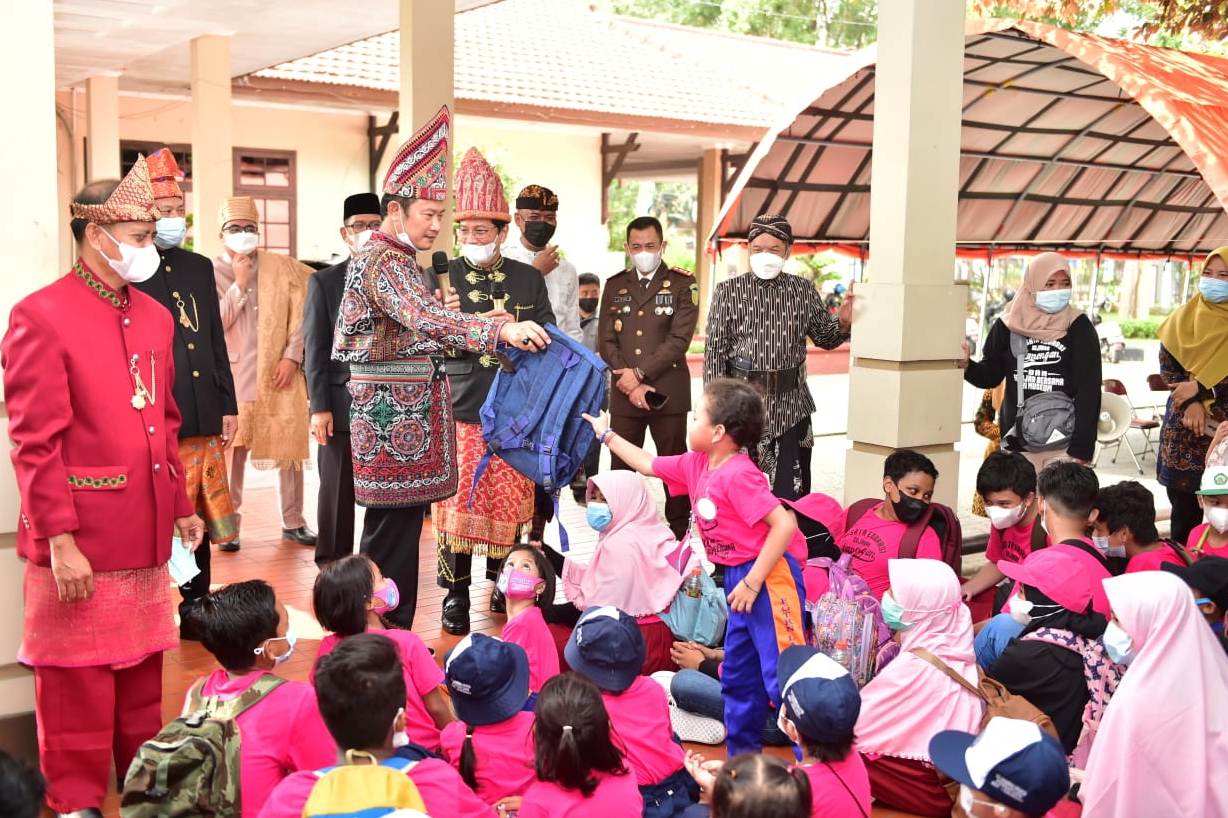 Sebanyak 85 anak dari 2 lembaga TK dan 3 lembaga SD/MI di Tribun alun-alun Lamongan, mengikuti Wisata Edukasi sejarah Lamongan, Selasa (1/6)