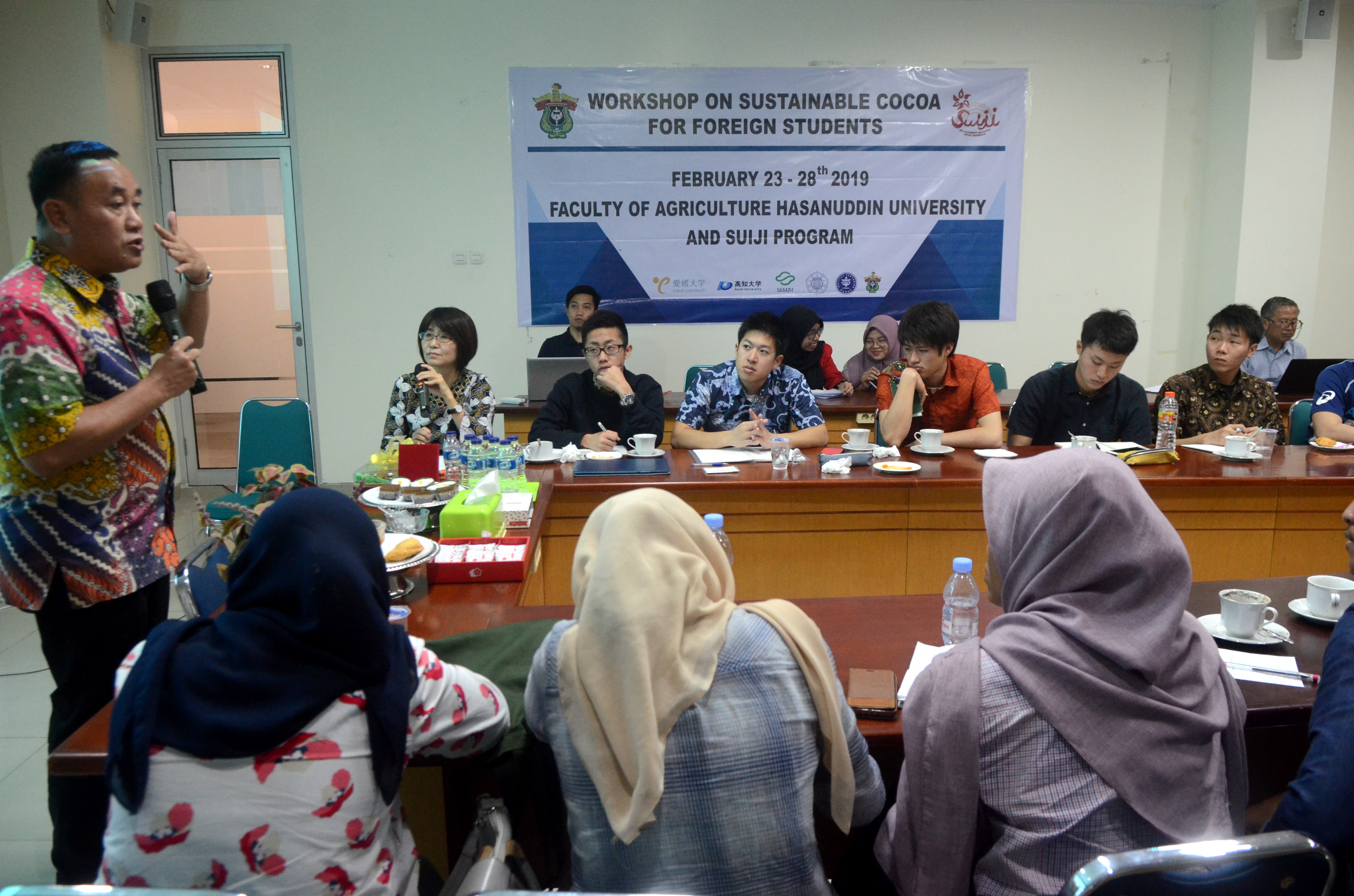 BELAJAR KAKAO DI INDONESIA: Mahasiswa Ehime University, Jepang mengikuti workshop budidaya Kakao di Fapet, Universitas Hasanuddin, Sulsel.