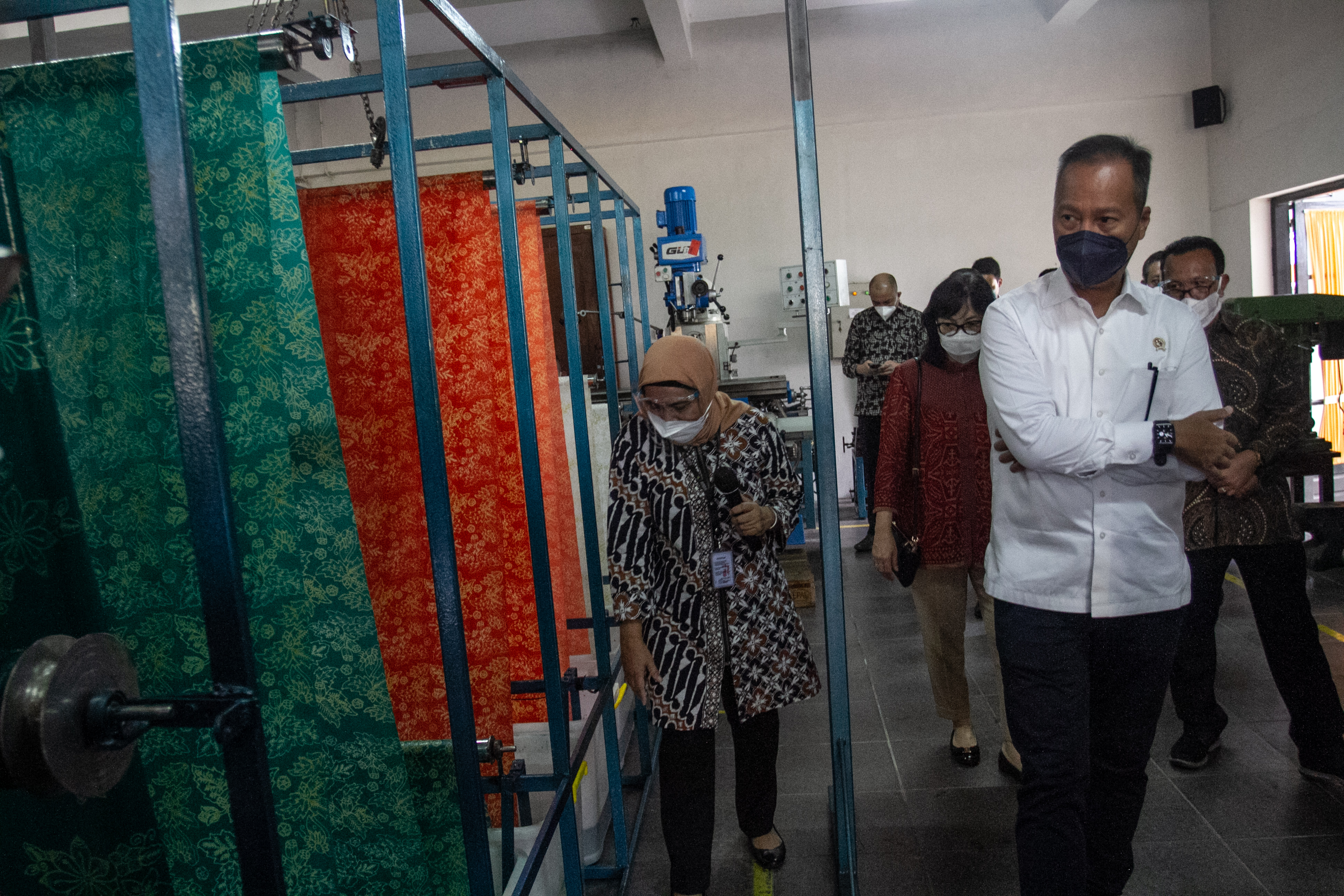 Menperin Agus Guniwang Kartasasmita saat berkunjung ke sentra batik di Yogyakarta