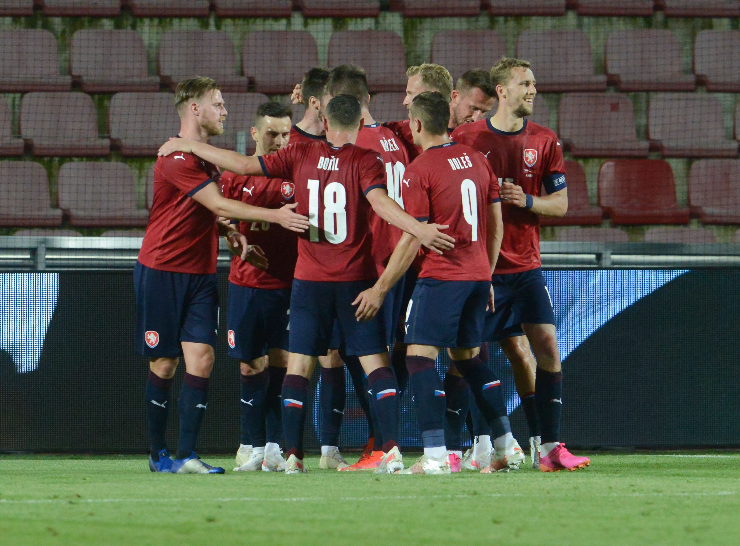 Para pemain Rep Ceko melakukan selebrasi usai mencetak gol ke gawang Albania di laga persahabatan menjelang Piala Eropa.