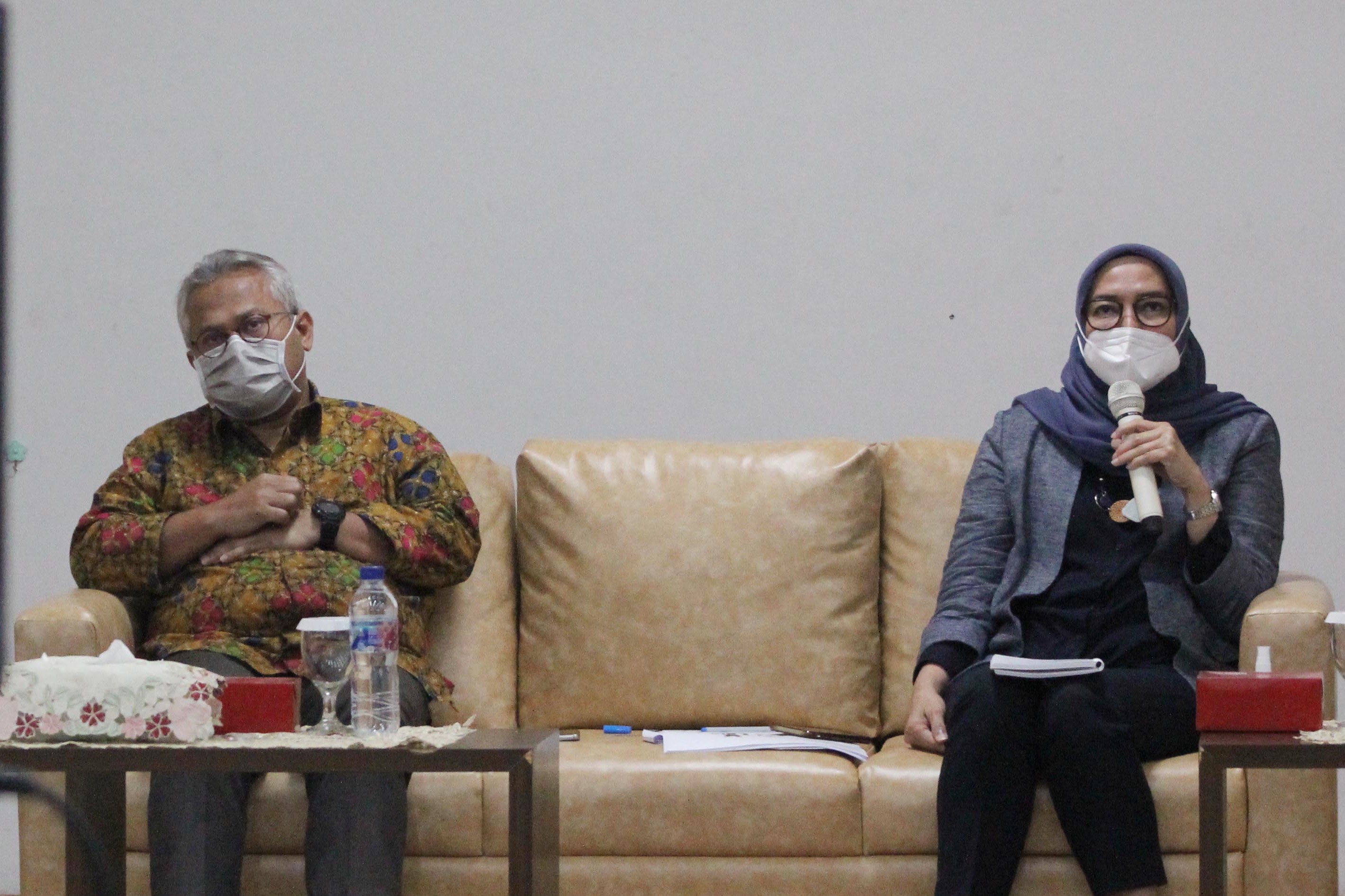 Anggota Komisi Pemilihan Umum Arief Budiman (kiri) Bersmaa dengan Anggota KPU Evi Novida Ginting Manik (kanan) 