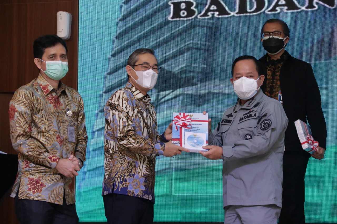 Penyerahan hasil laporan keuangan Bakamla oleh BPK