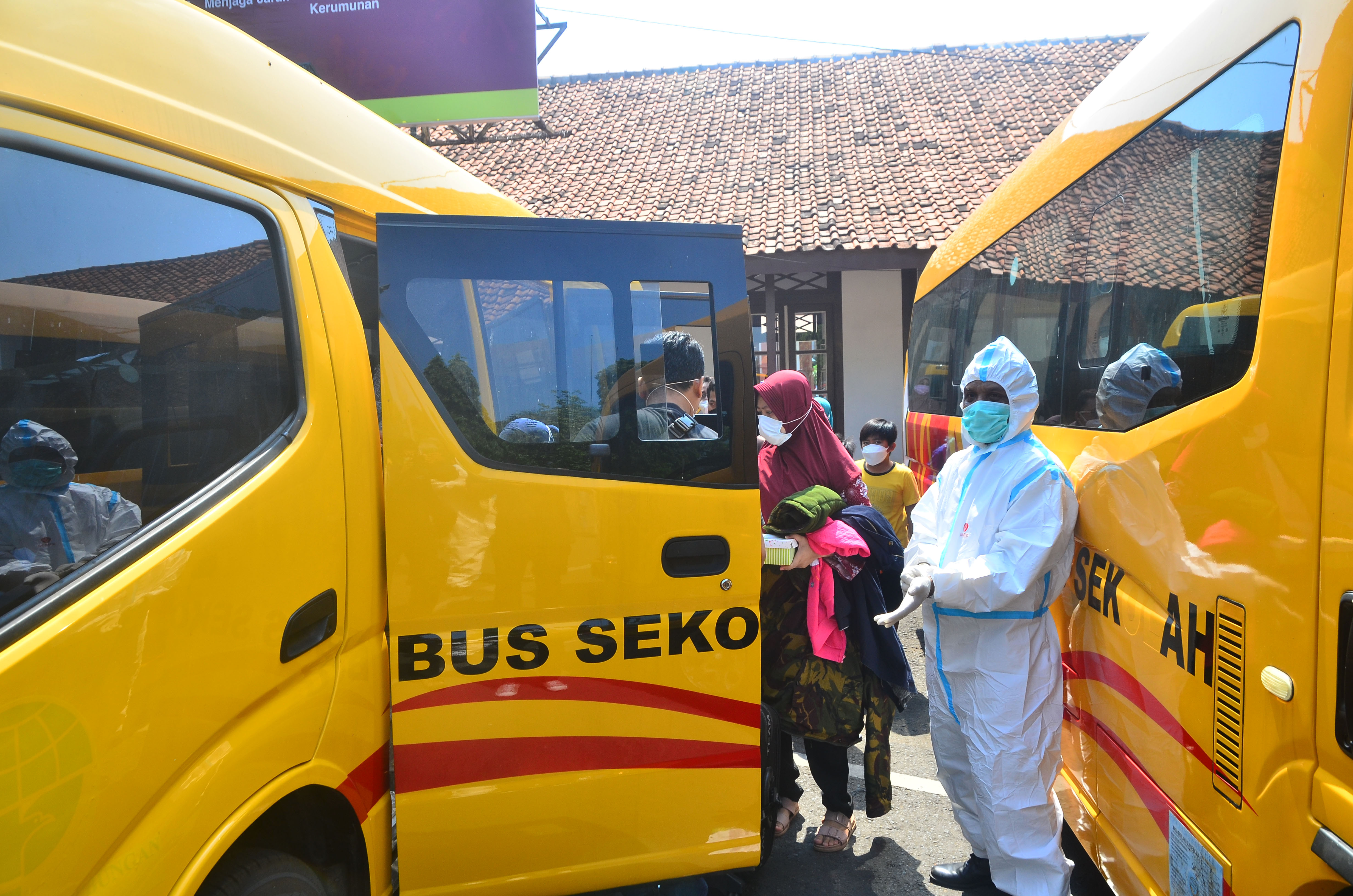 Petugas membawa pasien covid-19 dari Kudus dengan bus sekolah ke tempat karantina di Boyolali.