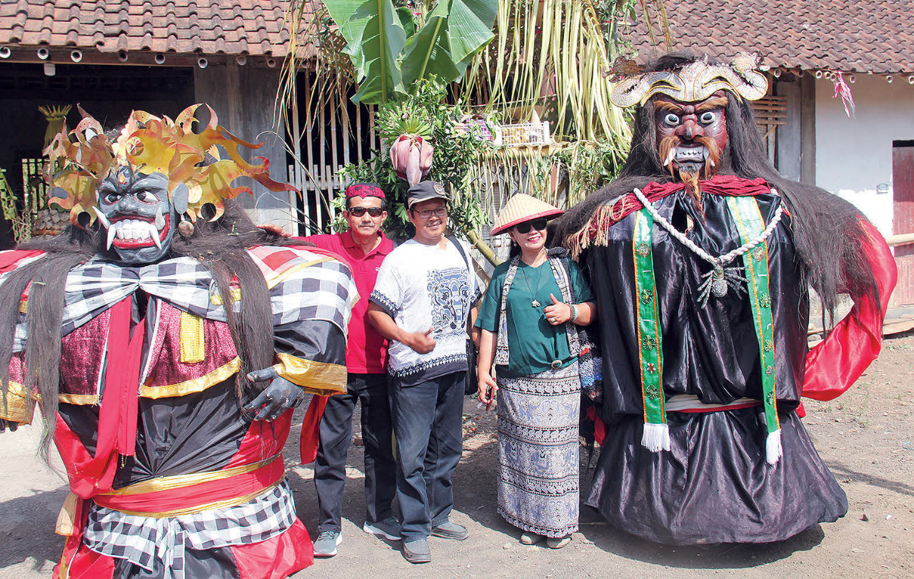 Sepasang boneka ta-buta’an siap diarak keliling desa.