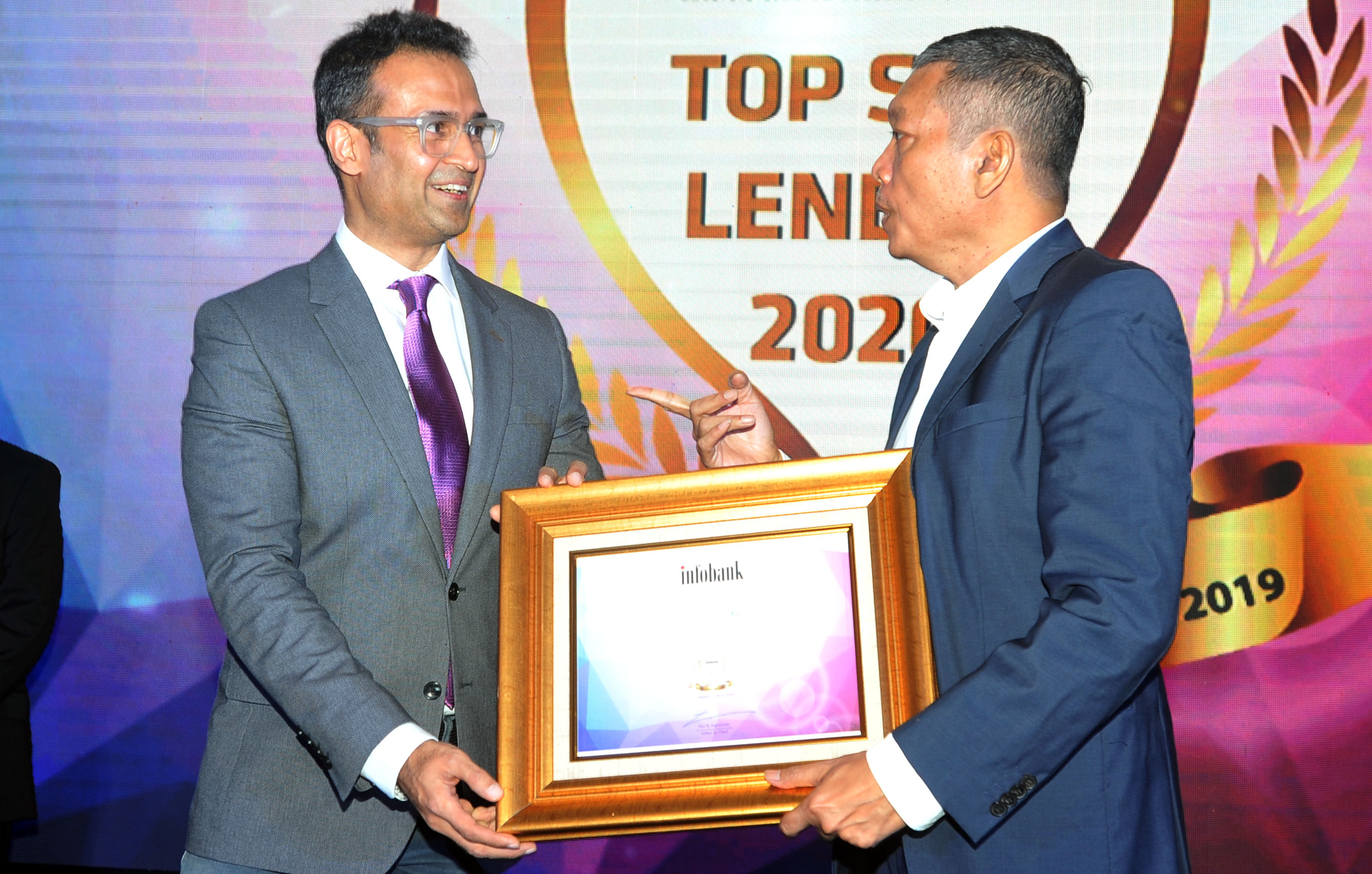 Presdir Amar Bank Vishal Tulsian (kiri) menerima penghargaan TOP SME Lender 2020 dan The Best Bank in Mortgage 2020 kategori buku 2.