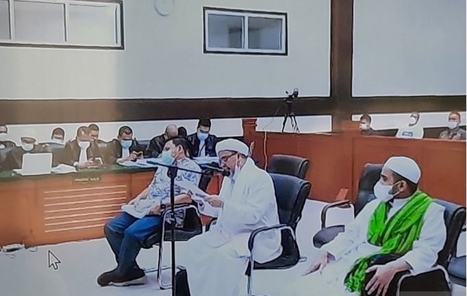 Terdakwa Rizieq Shihab saat membacakan duplik untuk perkara tes usap RS UMMI Bogor di Pengadilan Negeri Jakarta Timur, Kamis (17/6).