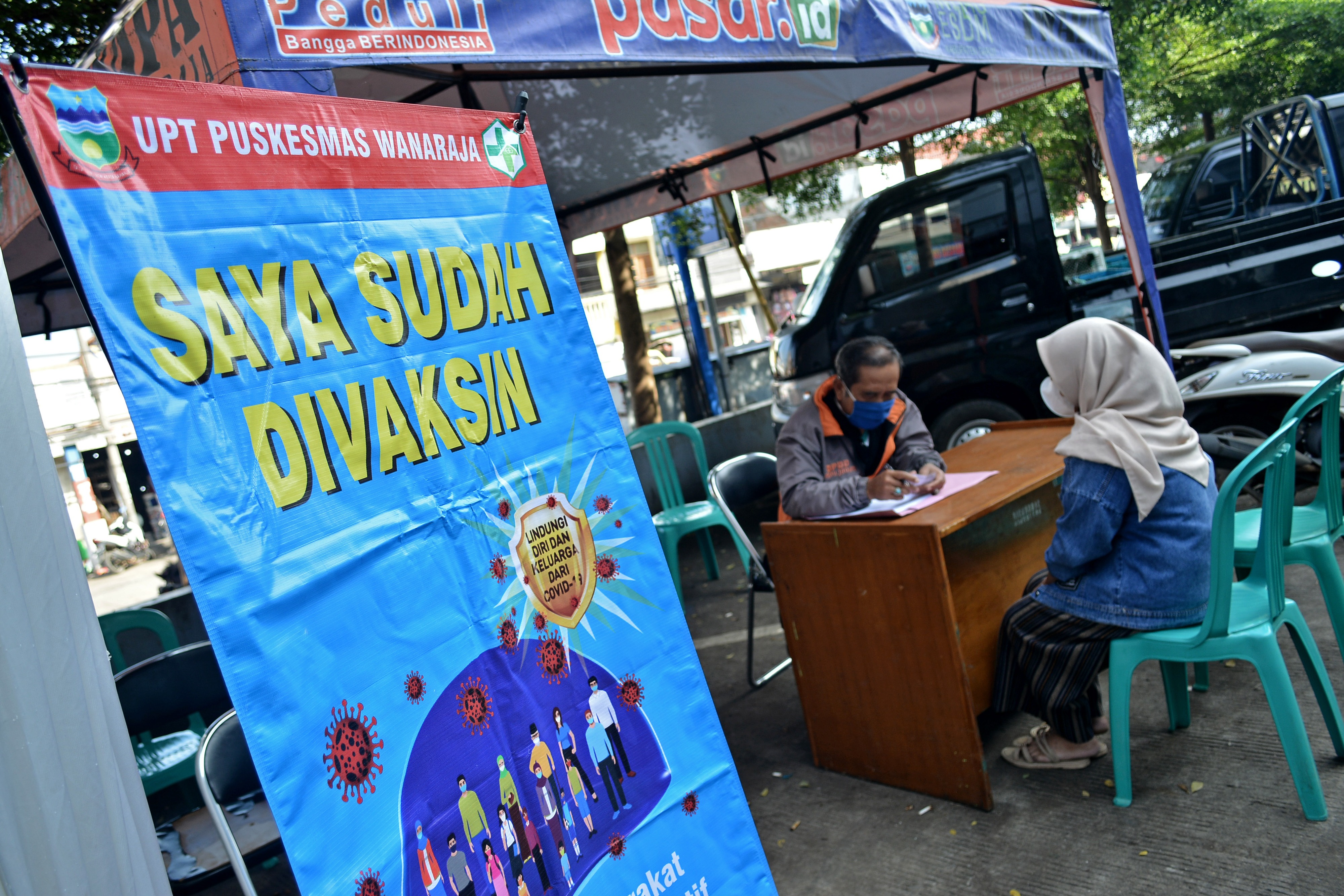 Pedagang mendaftarkan diri untuk vaksinasi covid-19 di Pasar Rakyat Wanaraja, Kabupaten Garut, Jawa Barat.