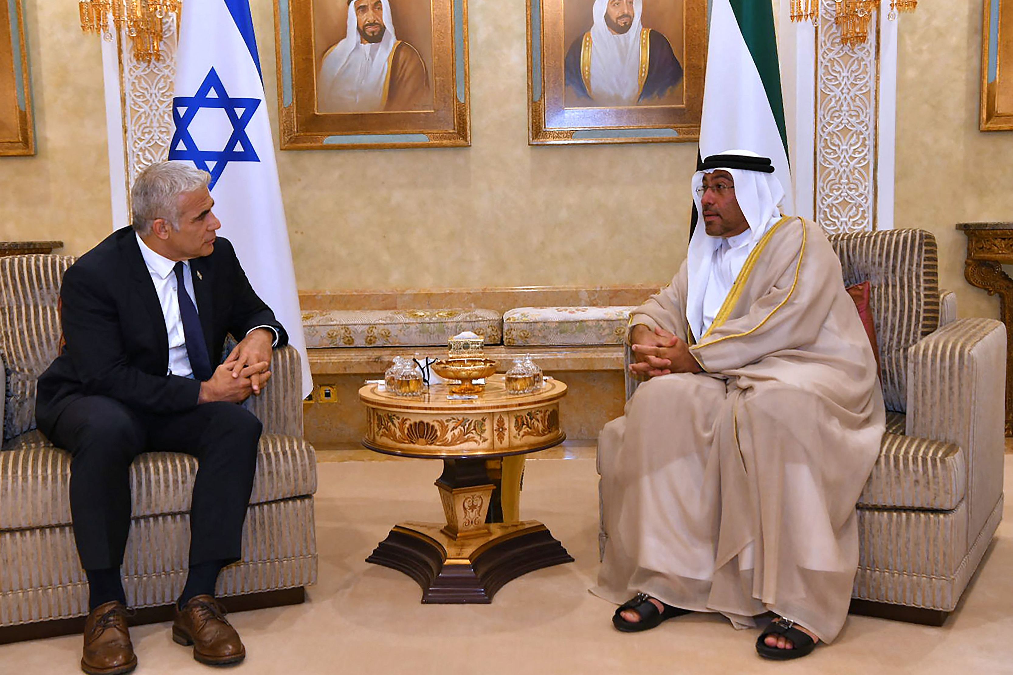 Menteri Negara Emirat Ahmed al-Sayegh (kanan) menerima Menteri Luar Negeri Israel Yair Lapid setibanya di Abu Dhabi, Selasa (29/6).