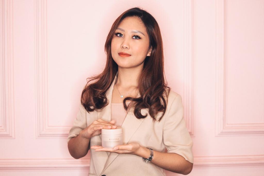 Brand Manager Ryoona, Verrencia Vanny, dengan produk RYOONA All in 1 Daily Cleanser