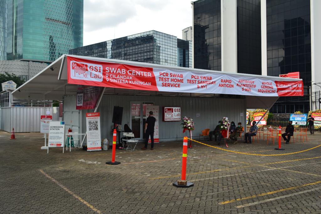 Drive thru swab test GSI Lab Sintesa Kuningan di jantung kawasan bisnis, Kuningan, Jakarta Selatan. 