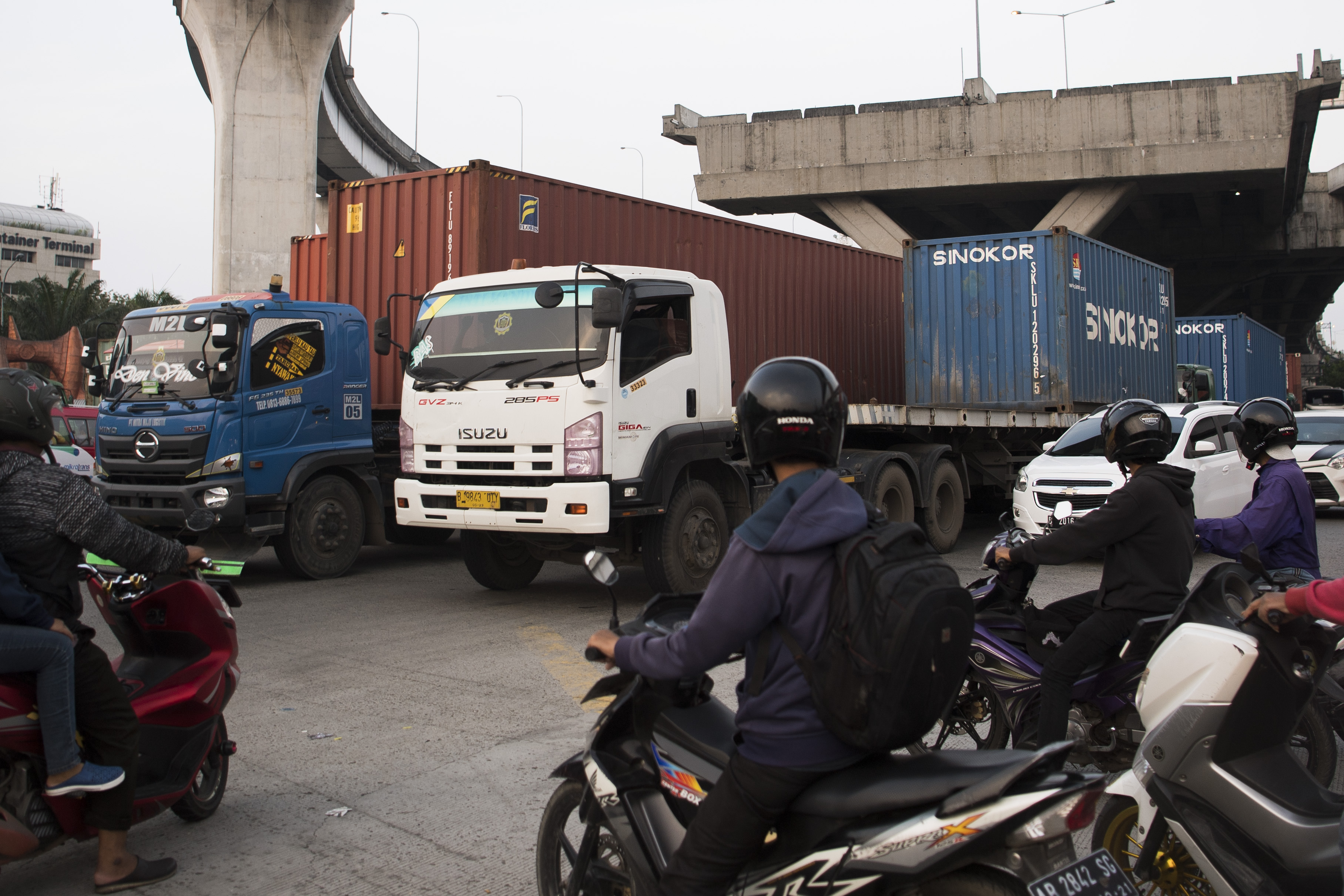 Truk bermuatan peti kemas melintas di kawasan Tanjung Priok, Jakarta.