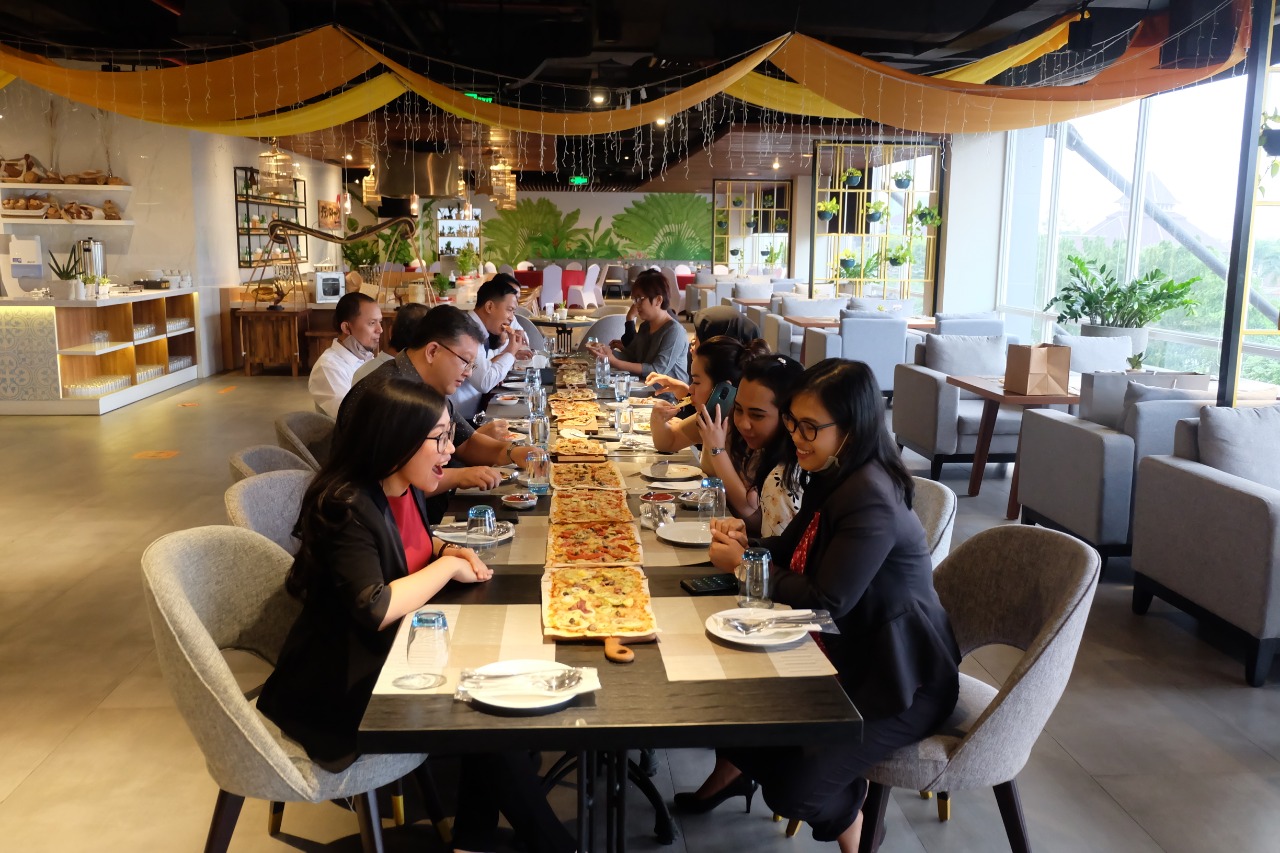 Serunya MABAR (Makan Bareng Rame – Rame) Pizza Parade dan Nasi Liwet di Grand Kitchen, Royal Tulip Darmo Surabaya.