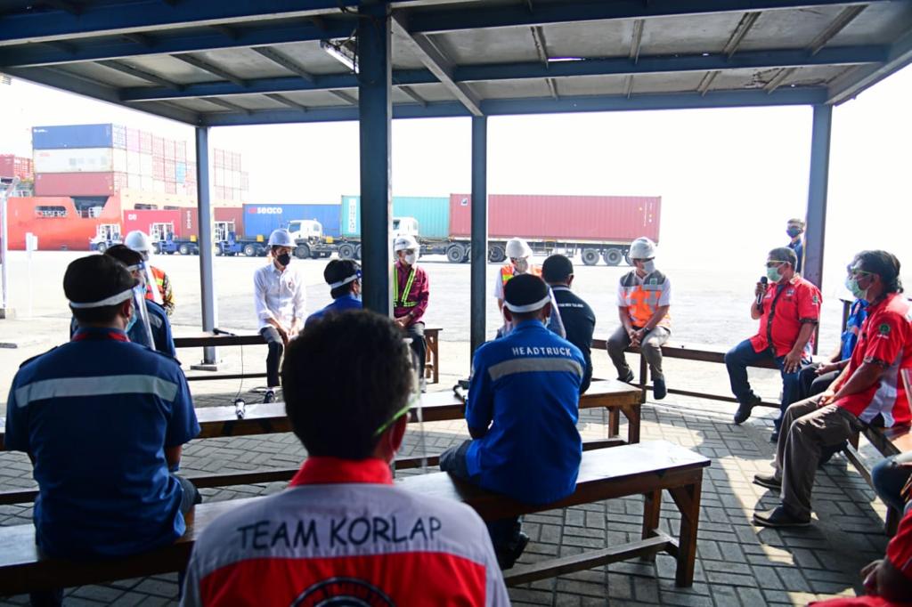 Presiden Joko Widodo berdialog dengan warga di Pelabuhan Tanjung Priok
