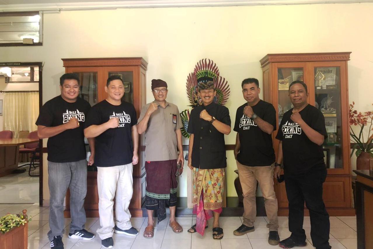 Tim persiapan sport tourism Bali bertemu Kadis Pariwisata Provinsi Bali untuk persiapan event sport tourism Bali dengan tinju di atas kolam.