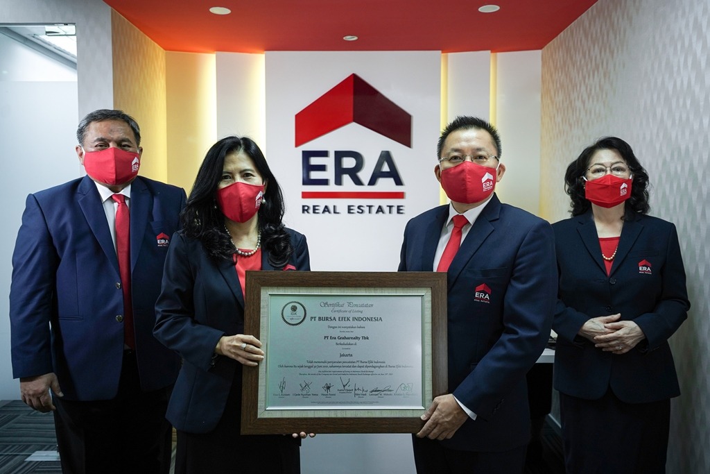Direksi PT ERA Graharealty berfoto seusai pencatatan saham perdana di BEI.