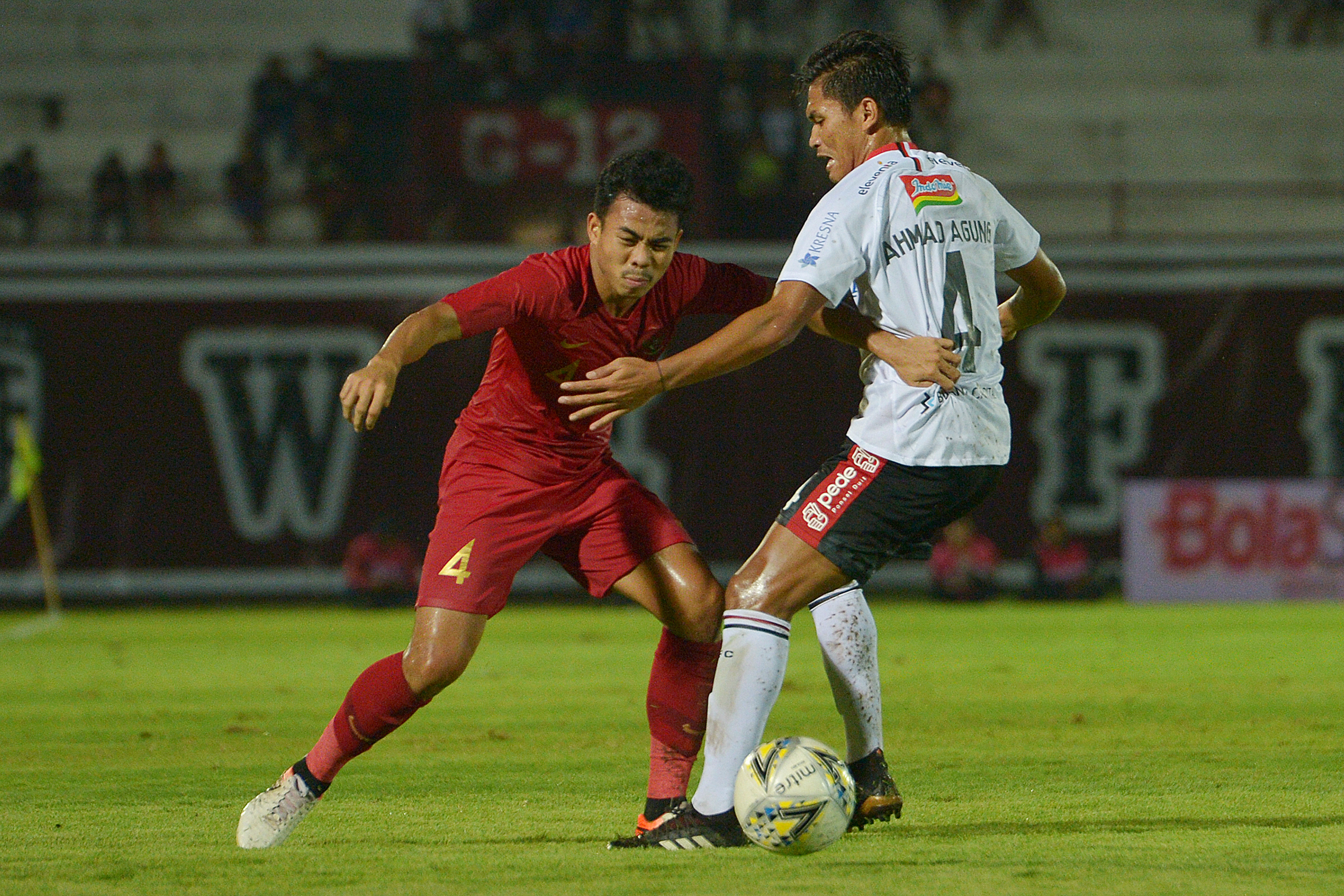 Bek timnas Nurhidayat (kiri)