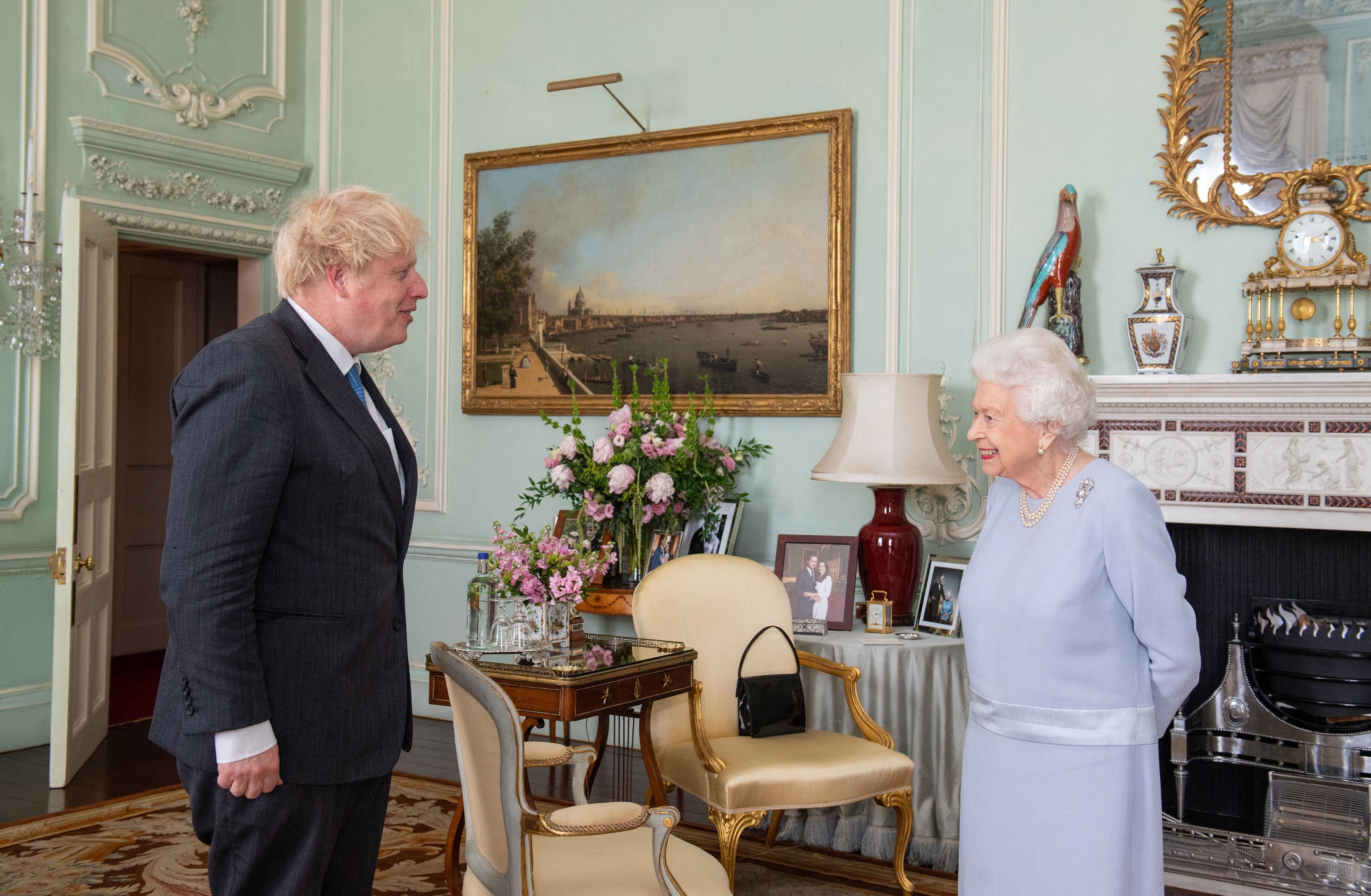 Ratu Elizabeth II (kanan) bertemu dengan PM Inggris Boris Johnson di Buckingham Palace