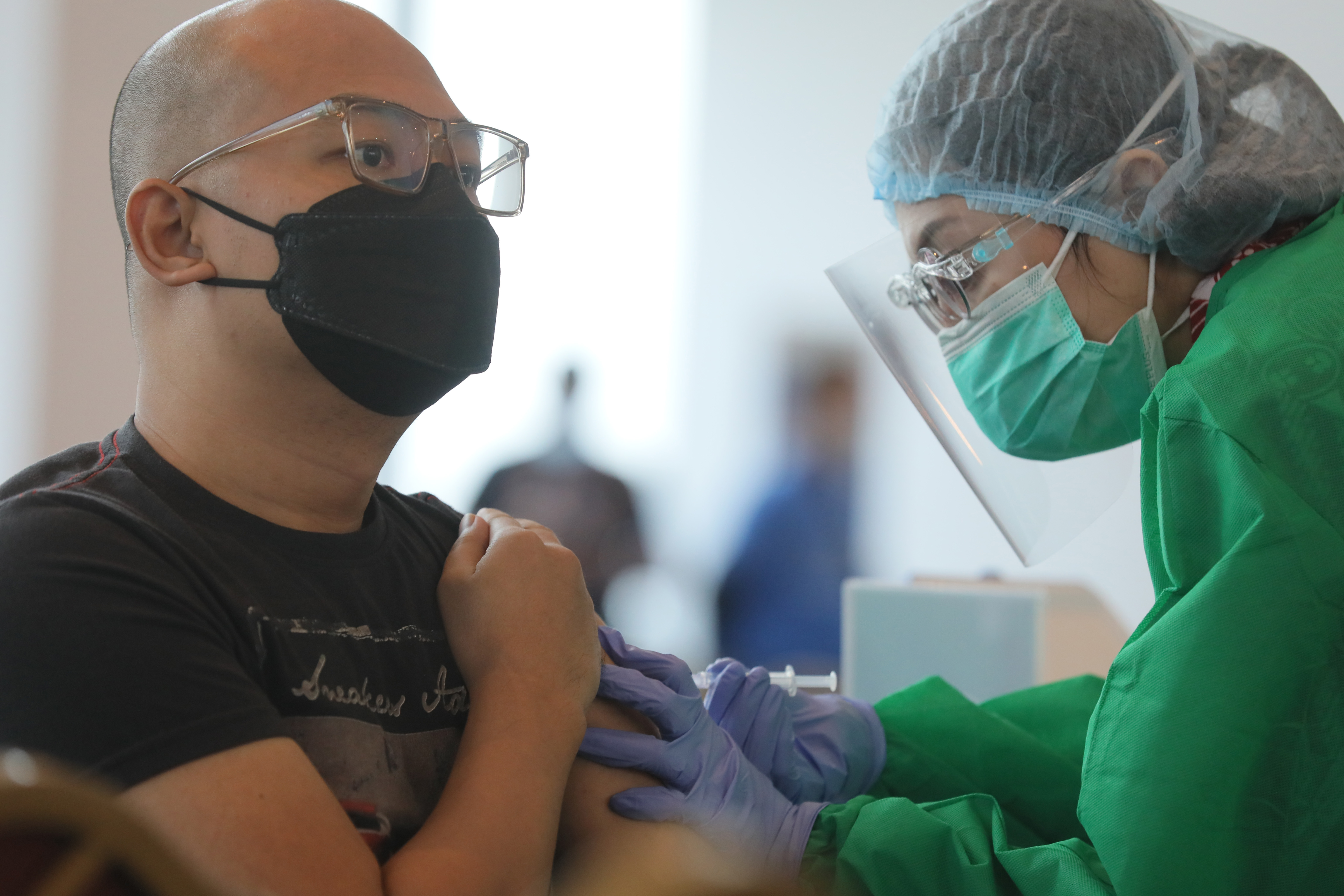  Petugas medis melakukan vaksin Covid-19 kepada pelaku usaha ekonomi kreatif di Jakarta.