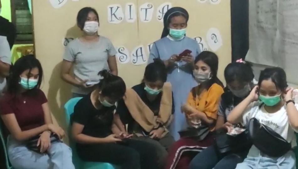 Empat dari 17 pekerja di bawah umur yang terjaring razia di tempat hiburan malam di Kabupaten Sikka, kabur dengan memanjat tembok.