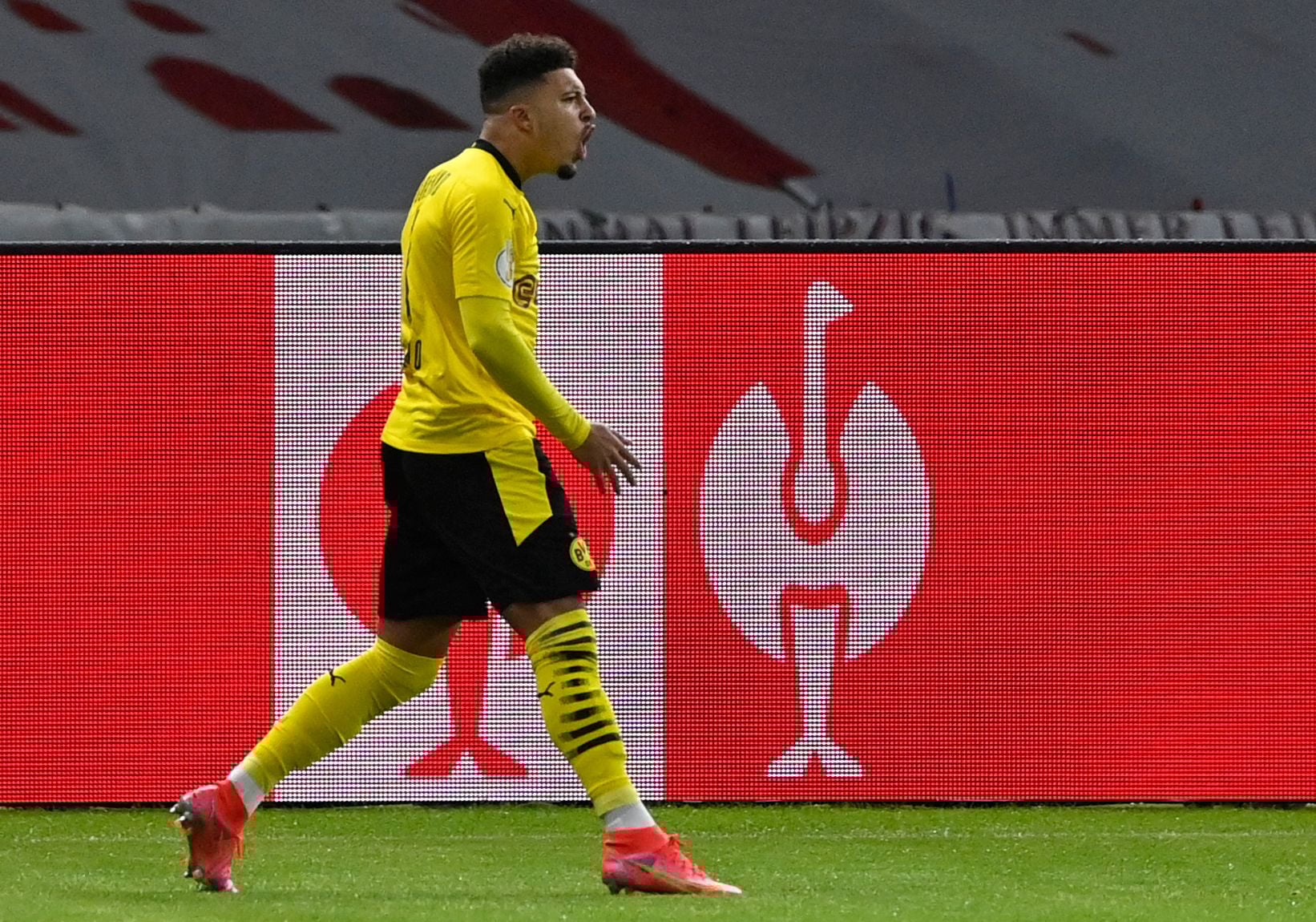 Gelandang Borussia Dortmund Jadon Sancho melakukan selebrasi usai mencetak gol ke gawang lawan.