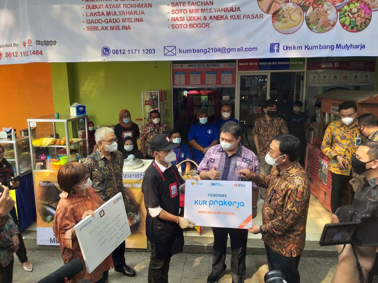 Menko Perekonomian Airlangga Hartarto (tengah) berkunjung ke Warkop Digital Bogor, Jawa Barat, Kamis (3/6).