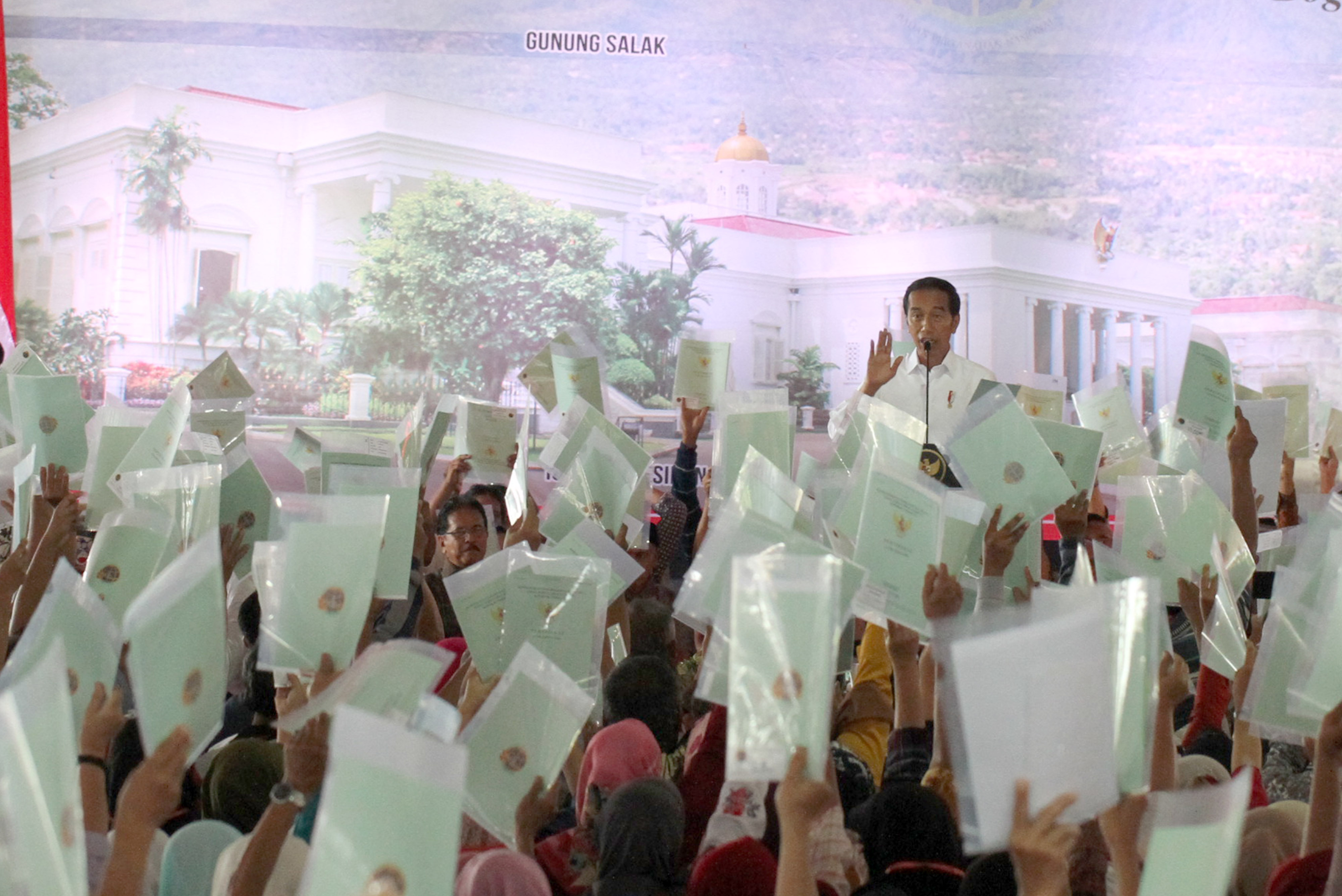  Presiden Joko Widodo memberikan sambutan saat acara Sertifikat Tanah untuk Rakyat di Bogor, Jawa Barat, Kamis (21/3)